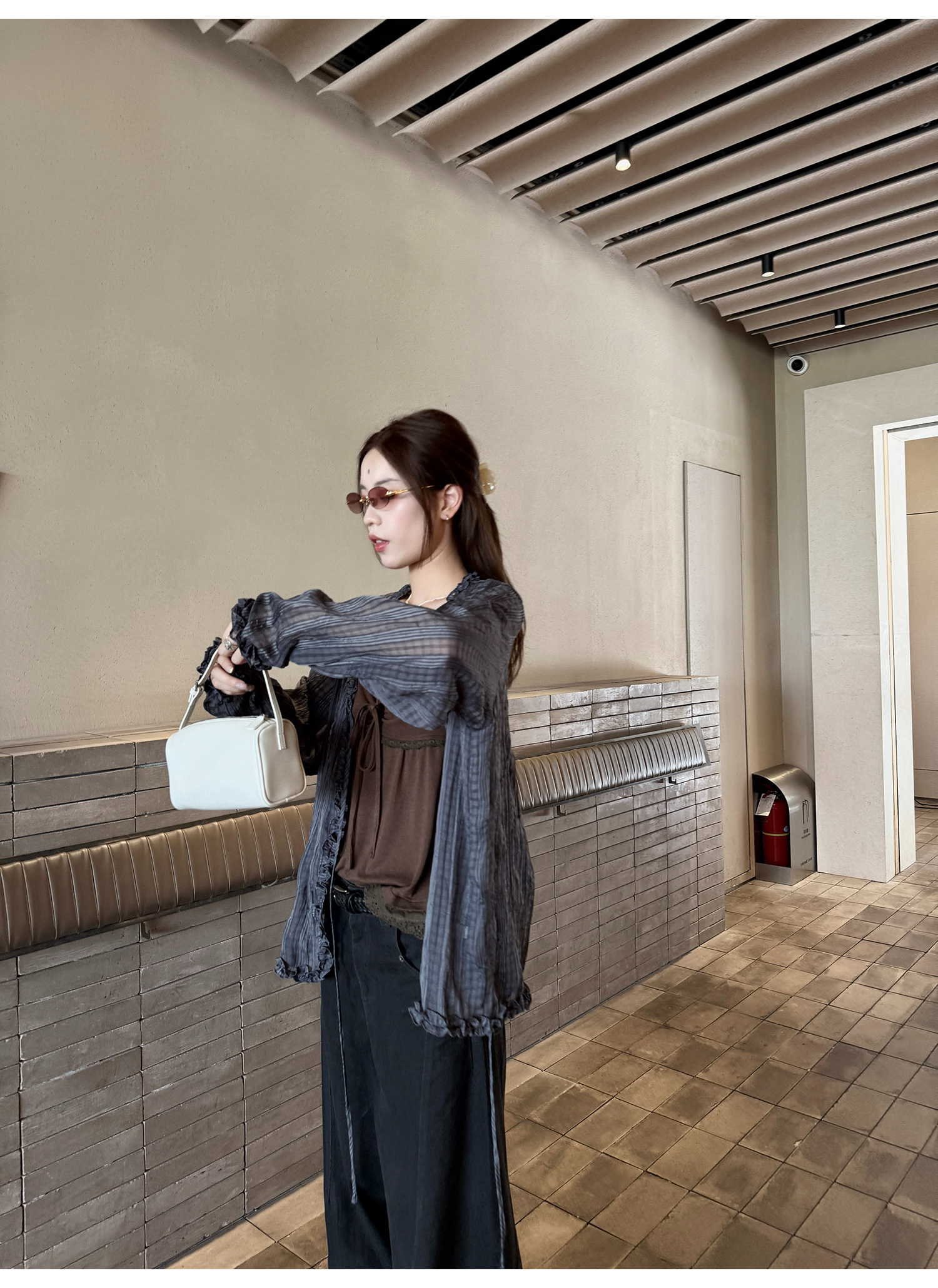 LelyMooch フリル付きVネックチェックシャツ  LEM204