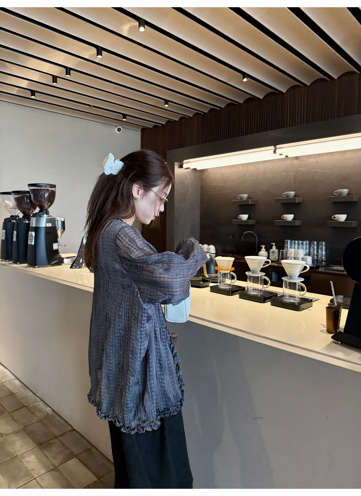 LelyMooch フリル付きVネックチェックシャツ  LEM204