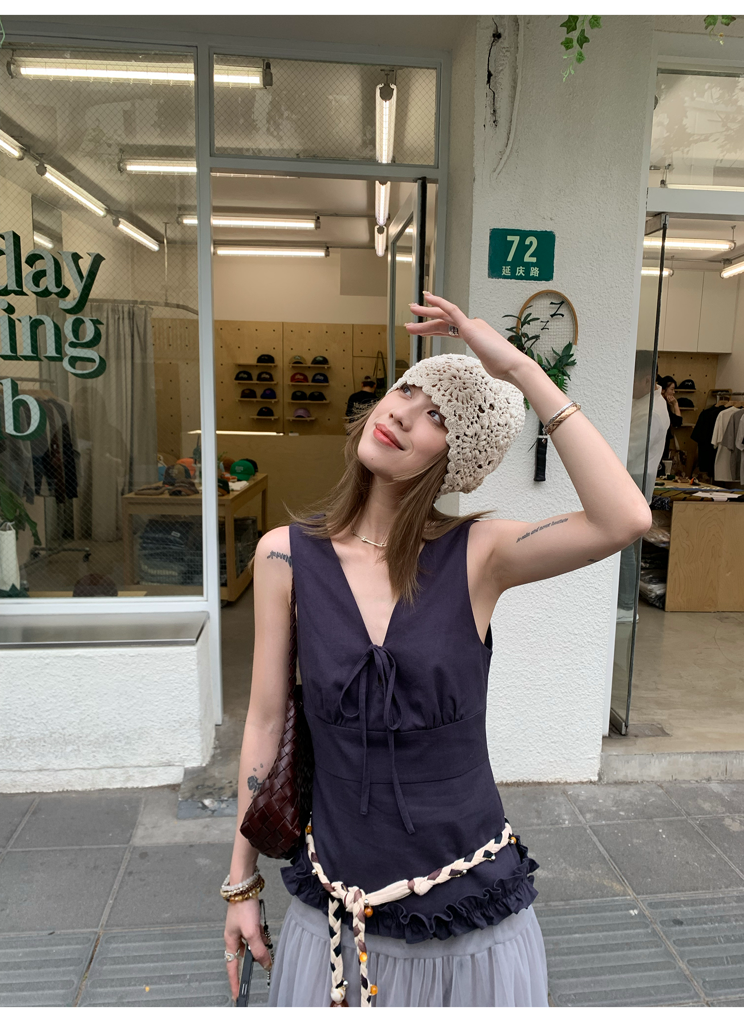 LelyMooch clean fit Vネック×リボン フリルトップス  LEM159