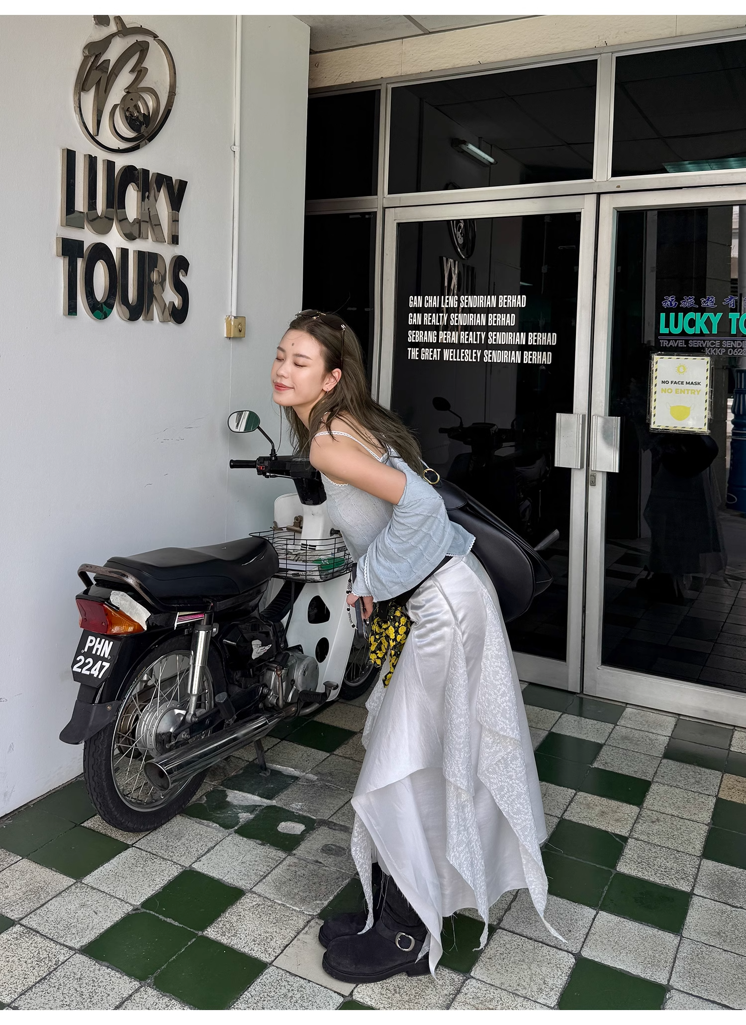 LelyMooch  重厚レース×光沢サテンスカート  LEM097