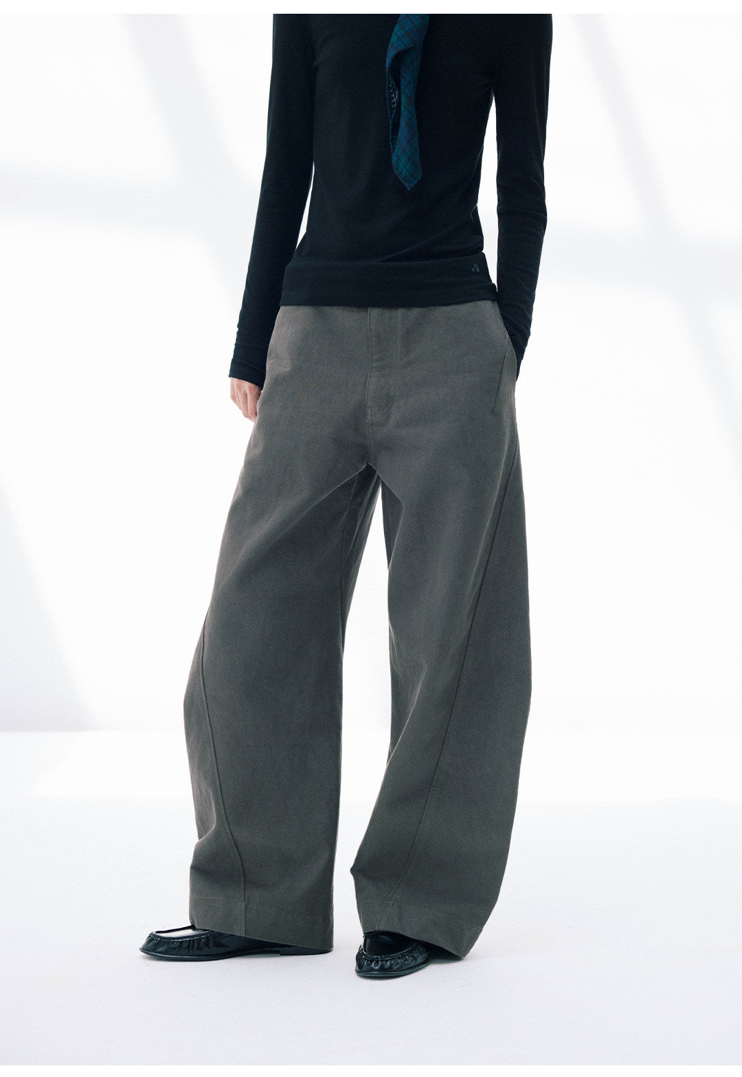 立体カーブドライン × ワイドシルエット構造タックデザインデニムパンツ LOM030