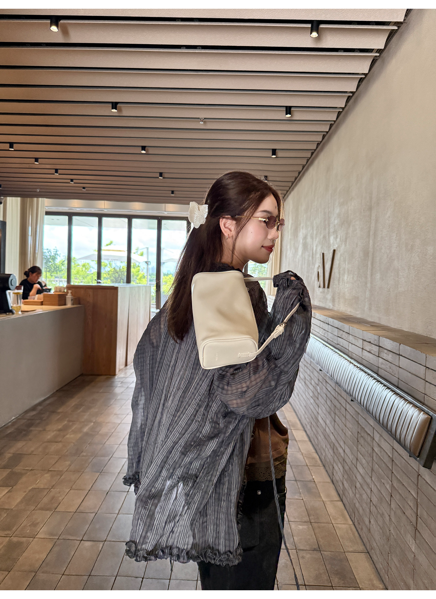 LelyMooch フリル付きVネックチェックシャツ  LEM204