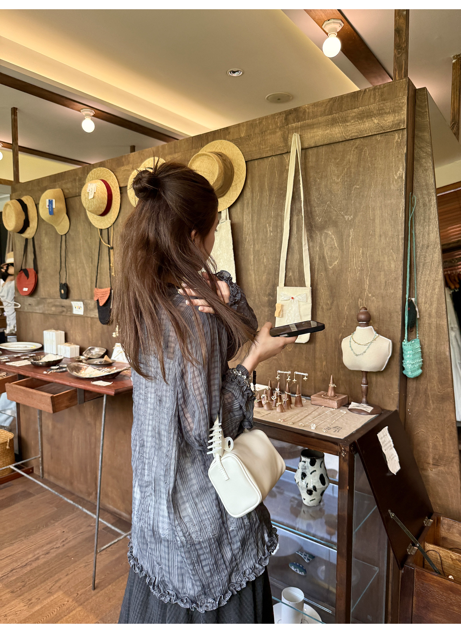 LelyMooch フリル付きVネックチェックシャツ  LEM204