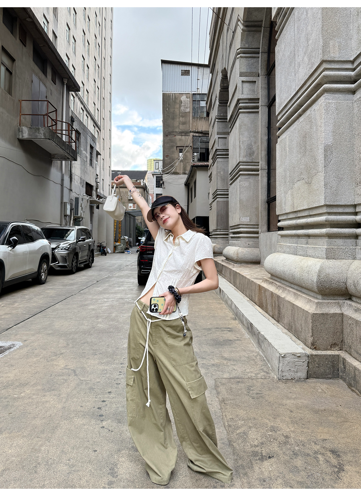 LelyMooch ふんわり小花柄Vネックブラウス  LEM214