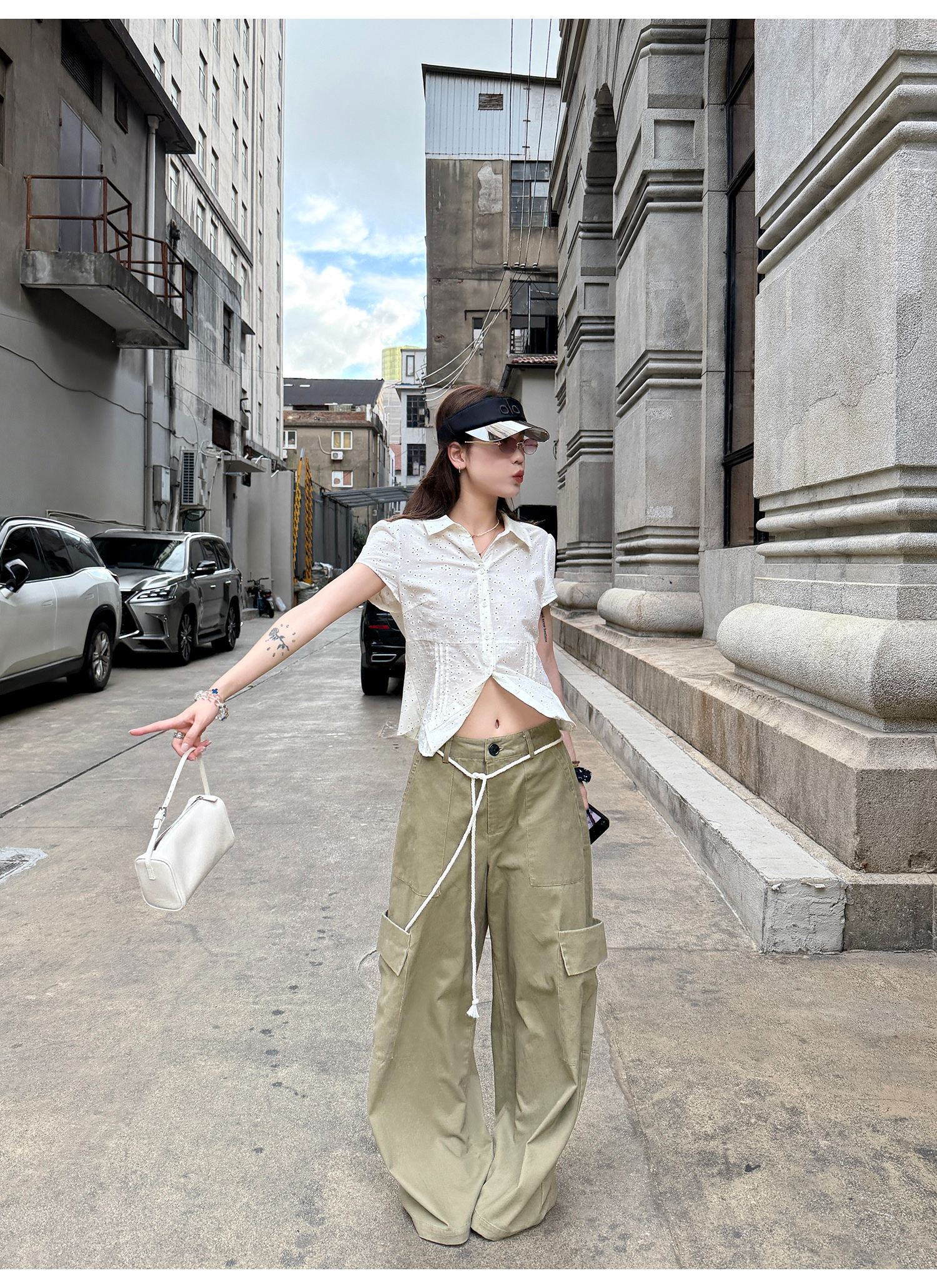 LelyMooch ふんわり小花柄Vネックブラウス  LEM214