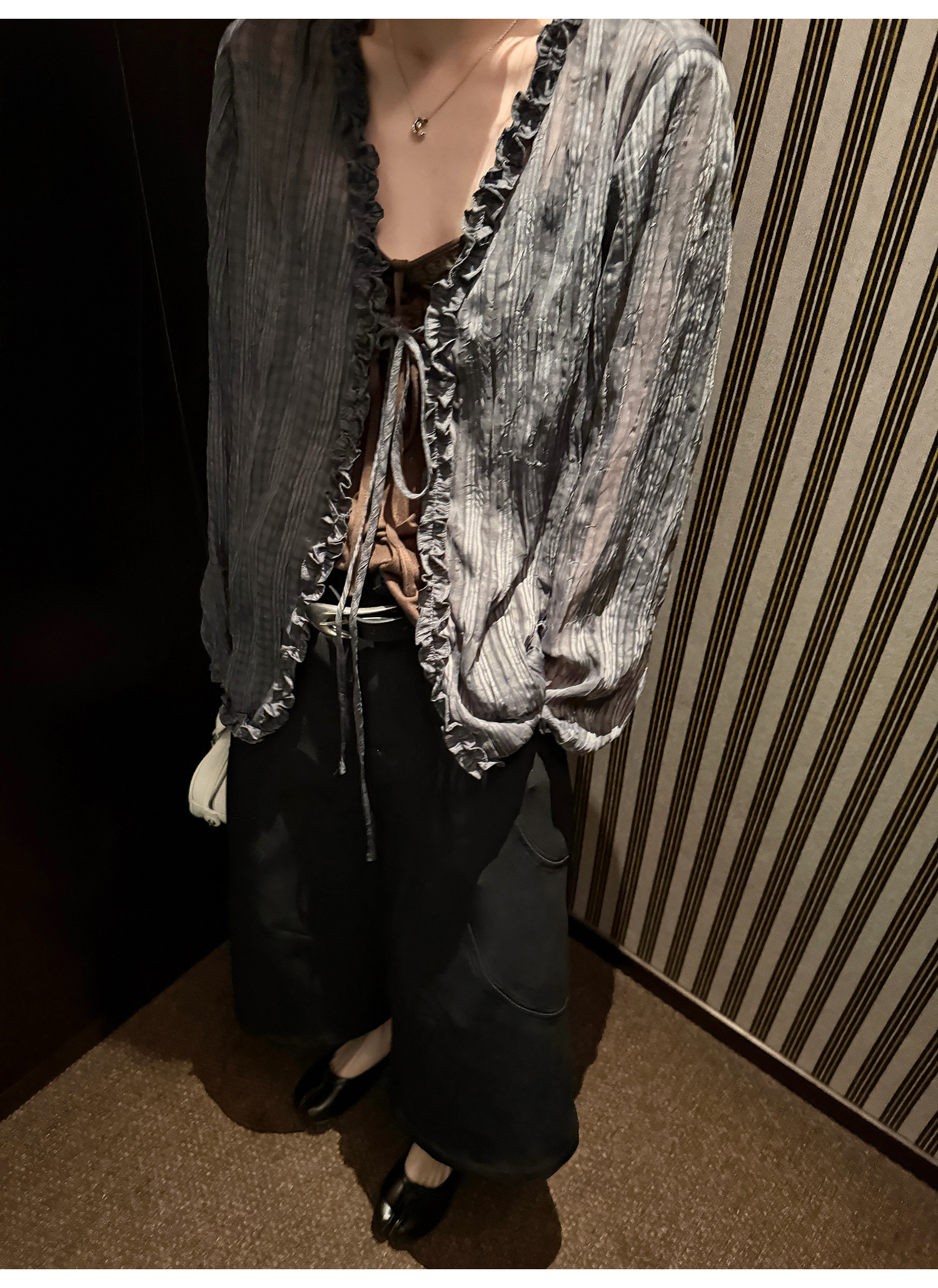 LelyMooch フリル付きVネックチェックシャツ  LEM204