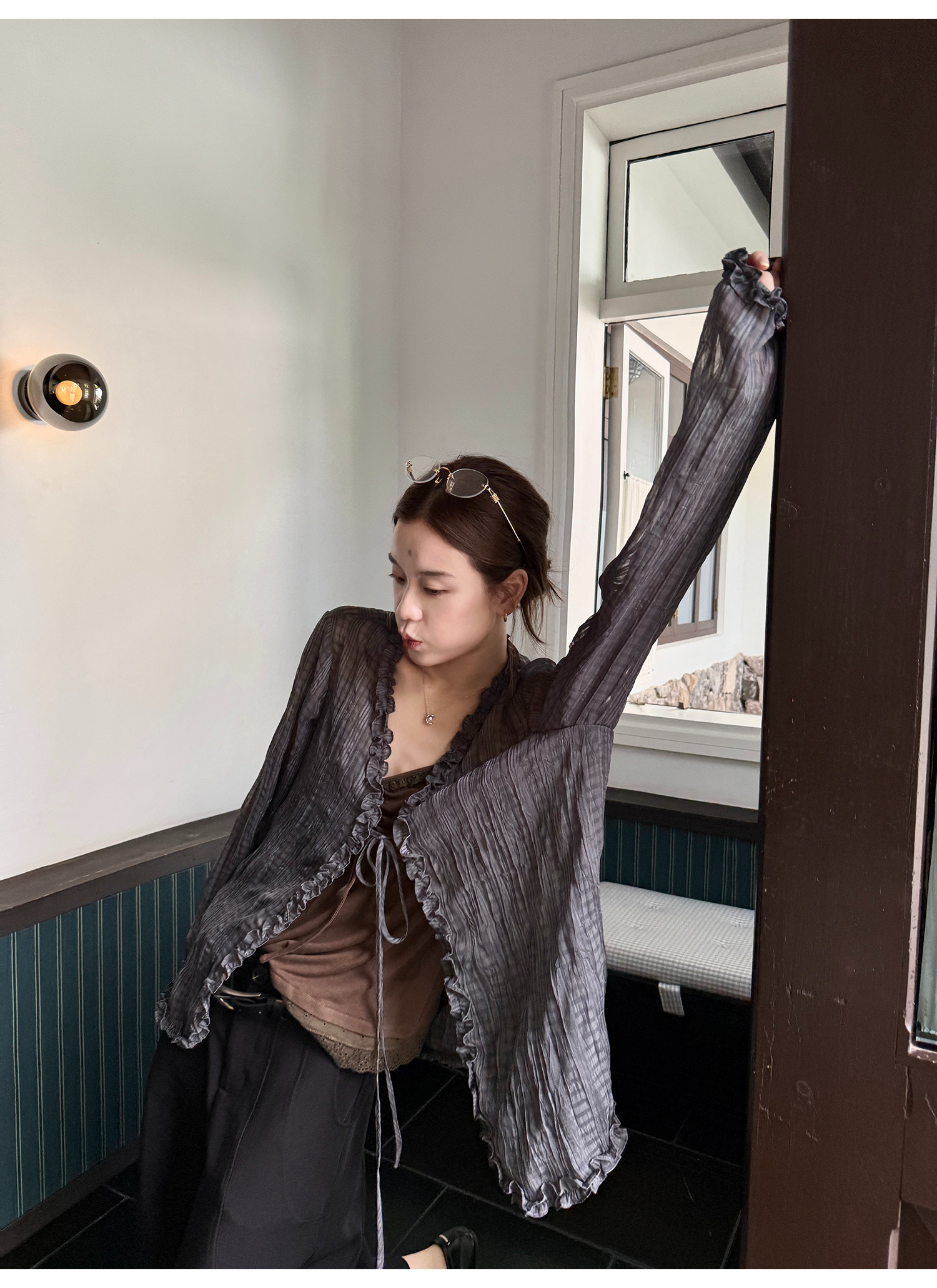 LelyMooch フリル付きVネックチェックシャツ  LEM204