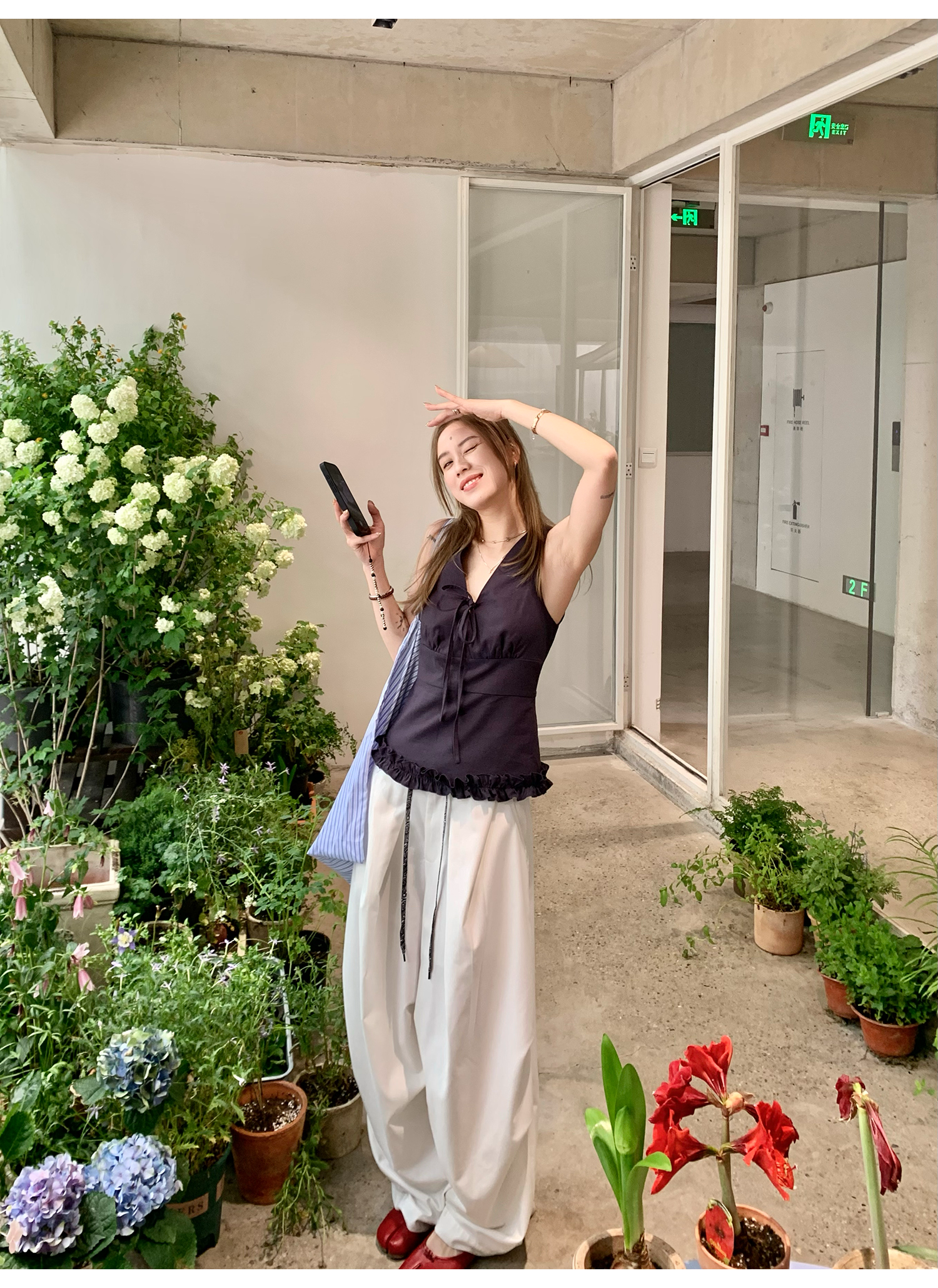 LelyMooch clean fit Vネック×リボン フリルトップス  LEM159