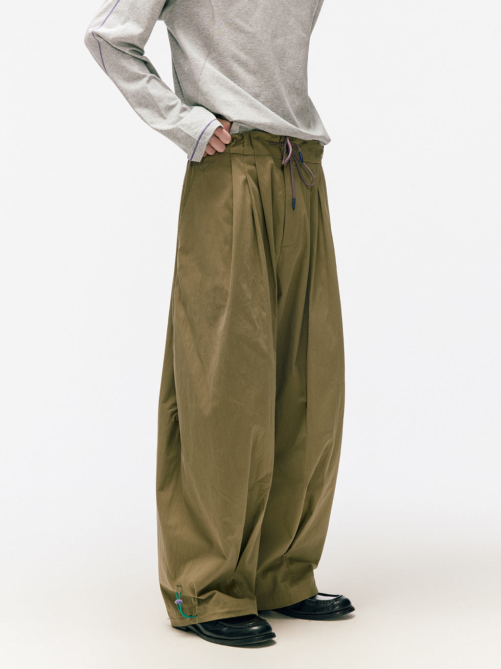 軽やかなハリ感 立体タック ワイドカーブパンツ  LOM047