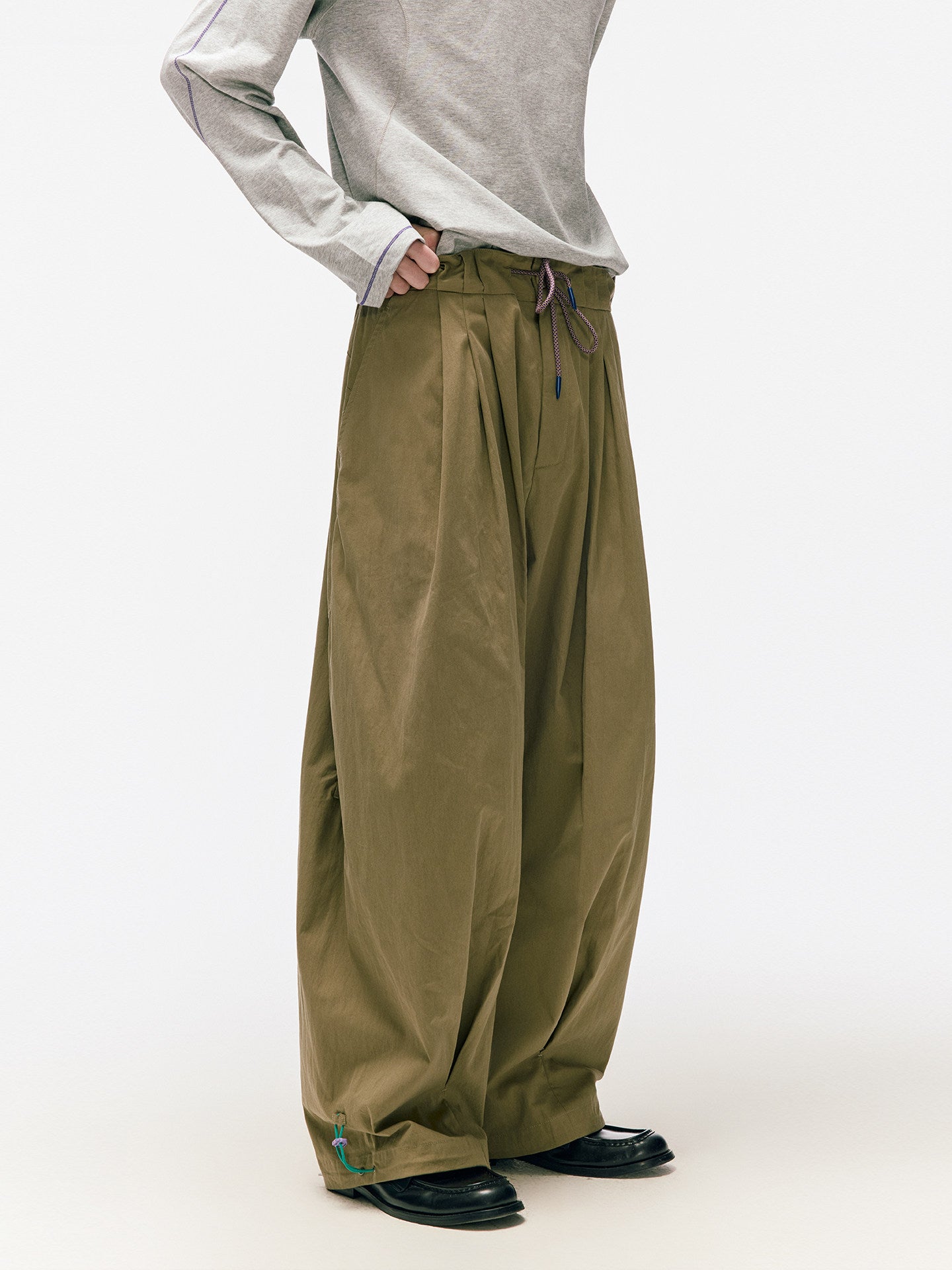 軽やかなハリ感 立体タック ワイドカーブパンツ  LOM047