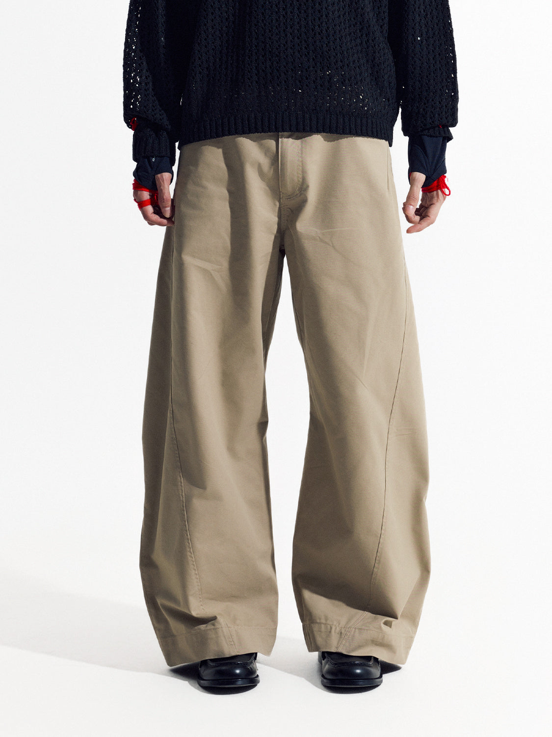 立体カーブドライン × ワイドシルエット構造タックデザインパンツ LOM030