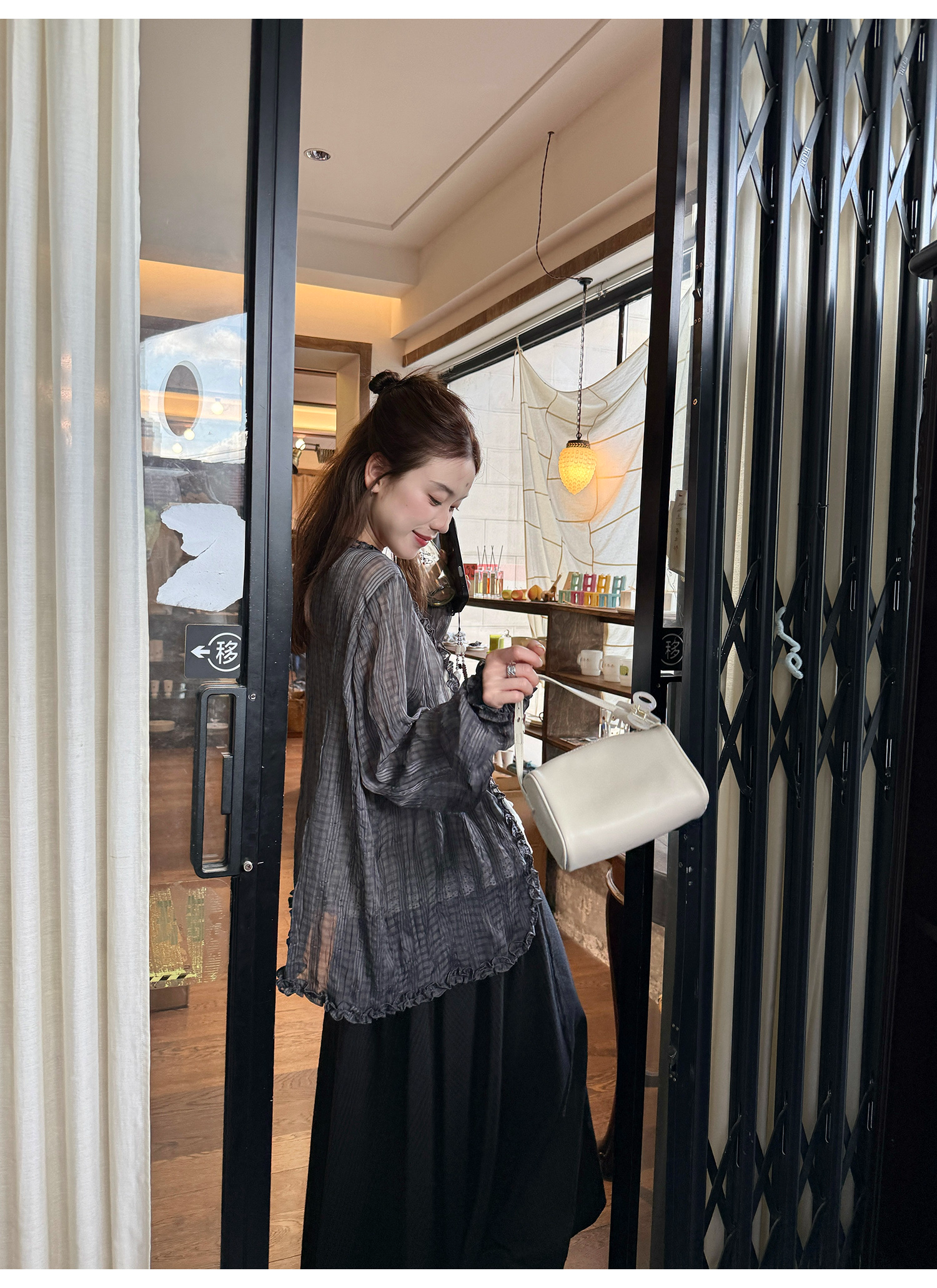 LelyMooch フリル付きVネックチェックシャツ  LEM204