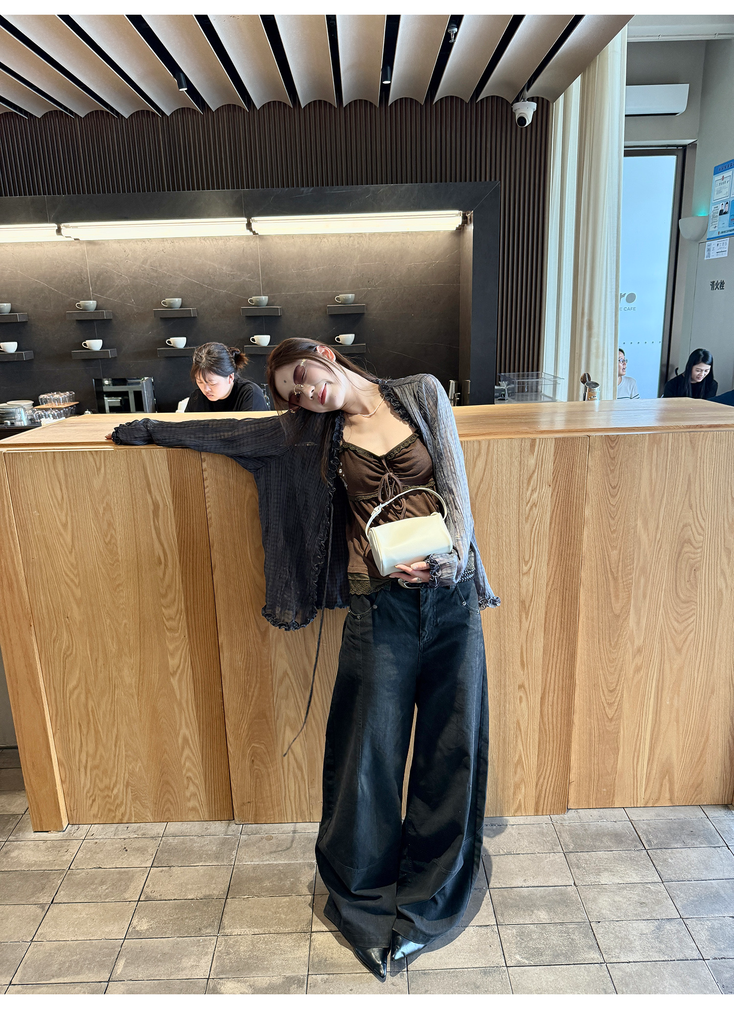 LelyMooch フリル付きVネックチェックシャツ  LEM204