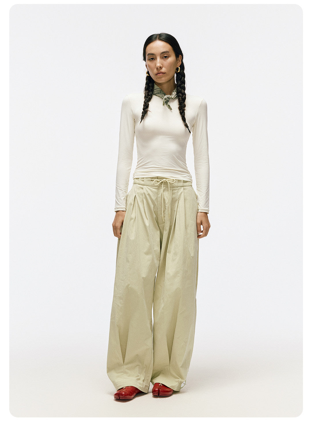 軽やかなハリ感 立体タック ワイドカーブパンツ  LOM047