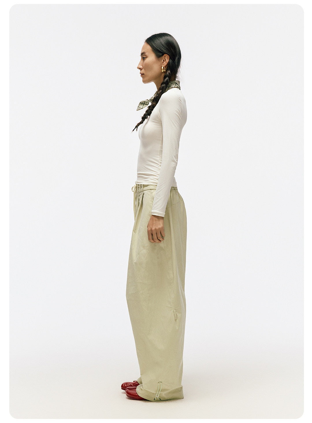 軽やかなハリ感 立体タック ワイドカーブパンツ  LOM047