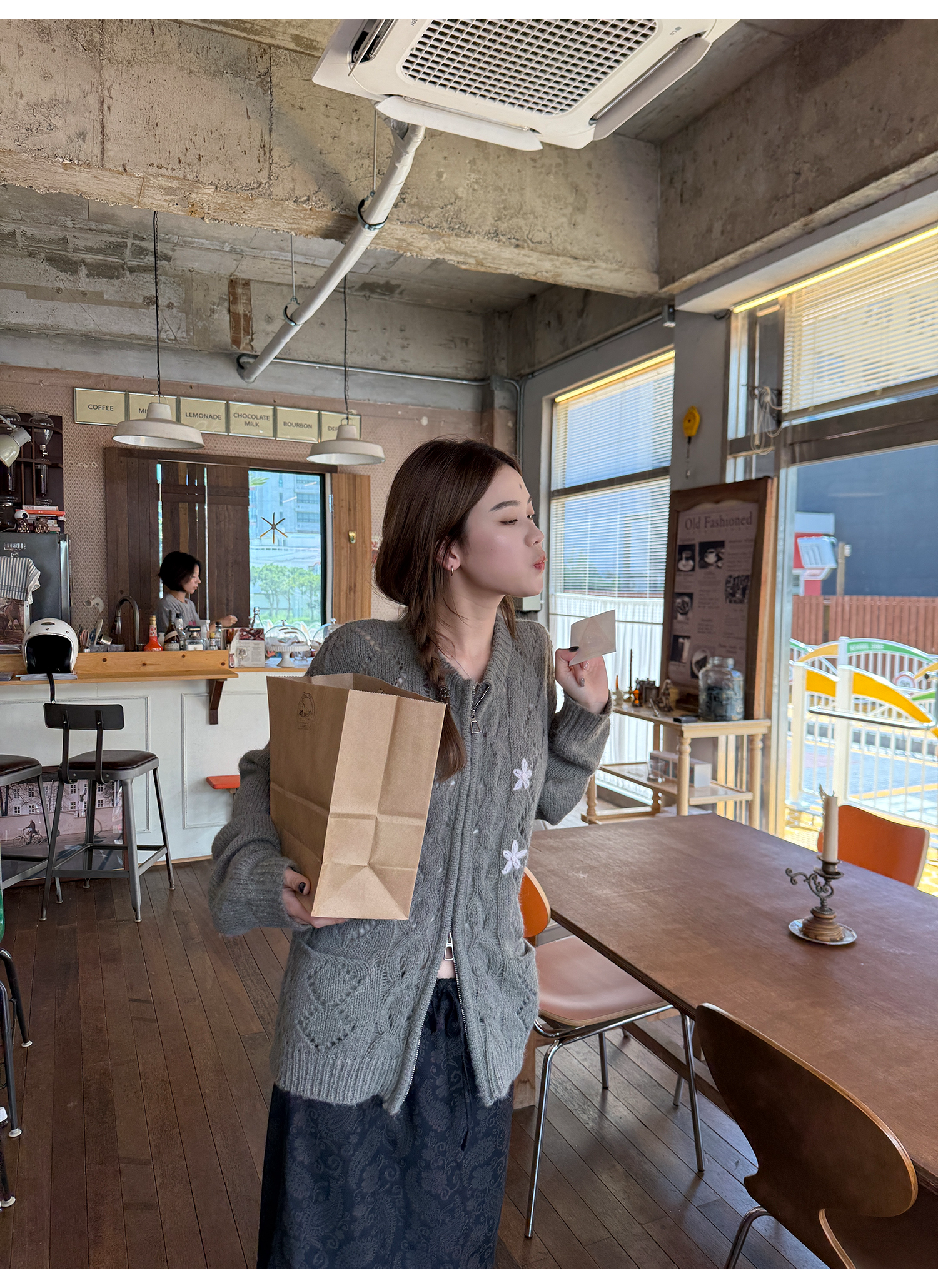 LelyMooch 小花刺しゅうウールジップカーディガン  LEM230