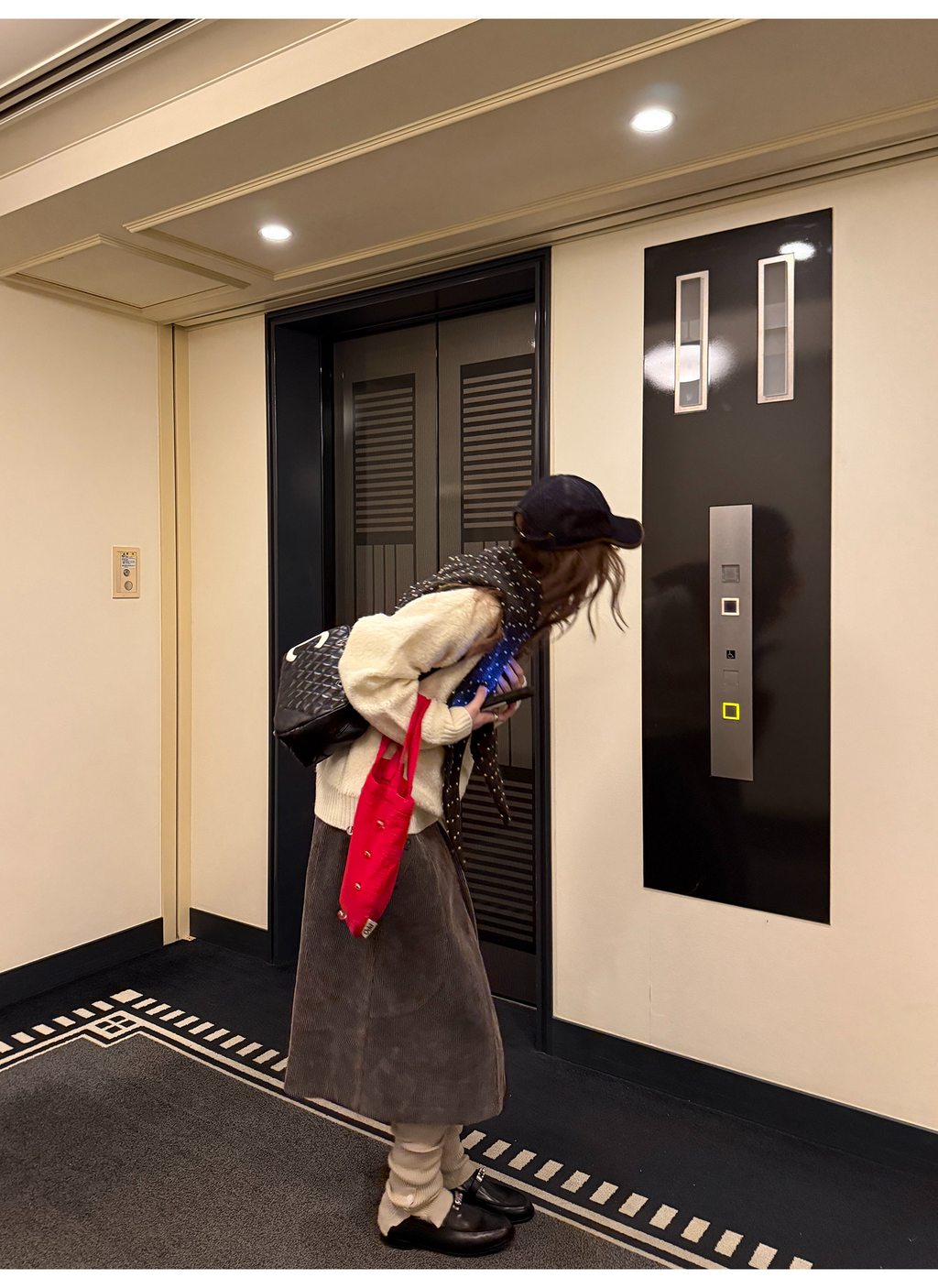 LelyMooch ウール100％ Vネック ニット  LEM285