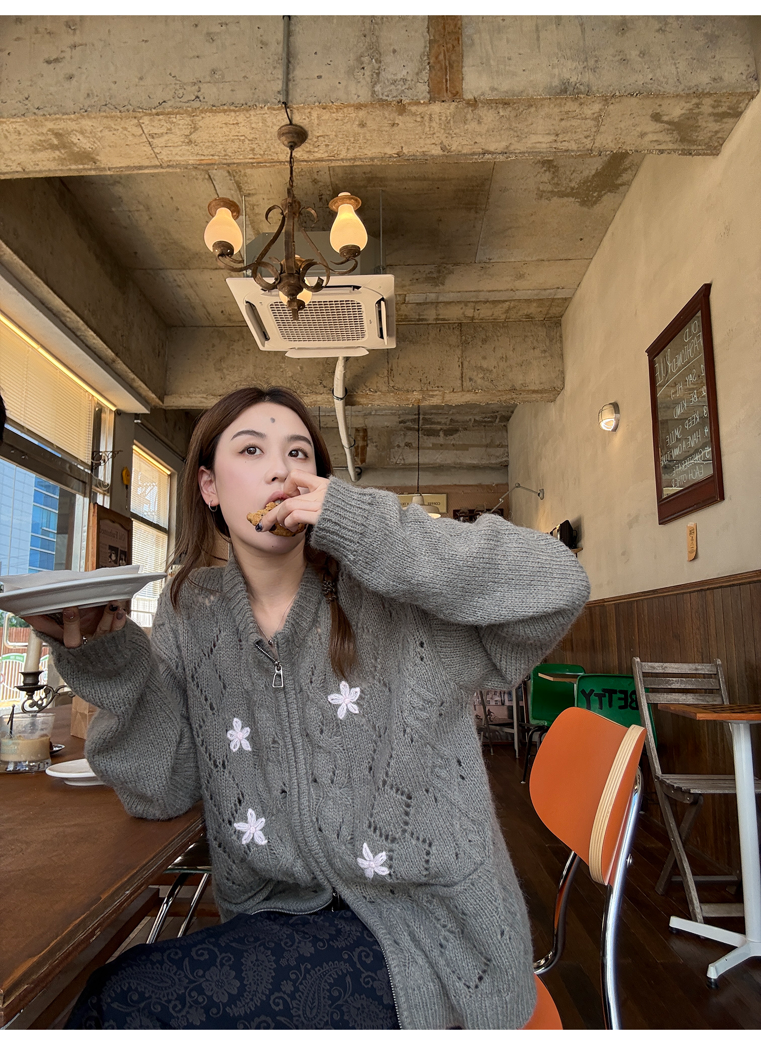 LelyMooch 小花刺しゅうウールジップカーディガン  LEM230