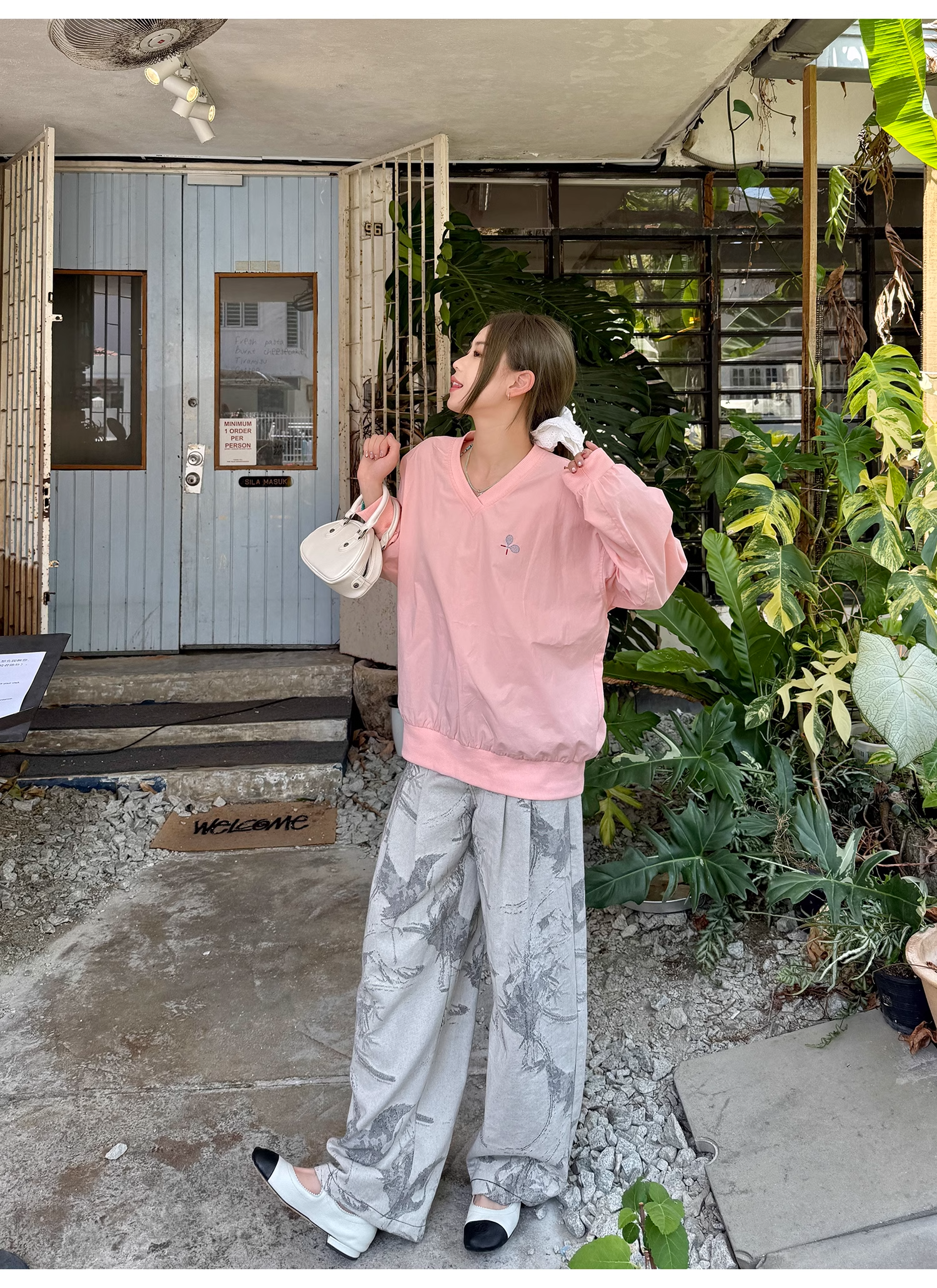 LelyMooch  スポーツカジュアル Vネック刺繍プルオーバー  LEM099