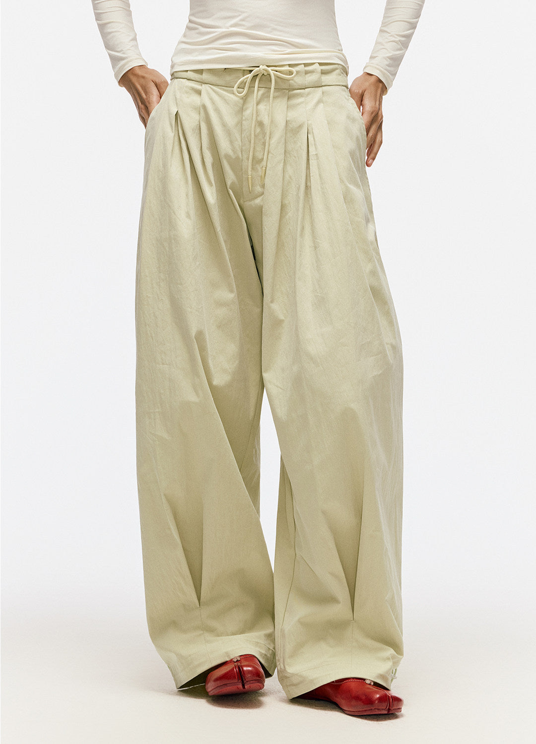 軽やかなハリ感 立体タック ワイドカーブパンツ  LOM047