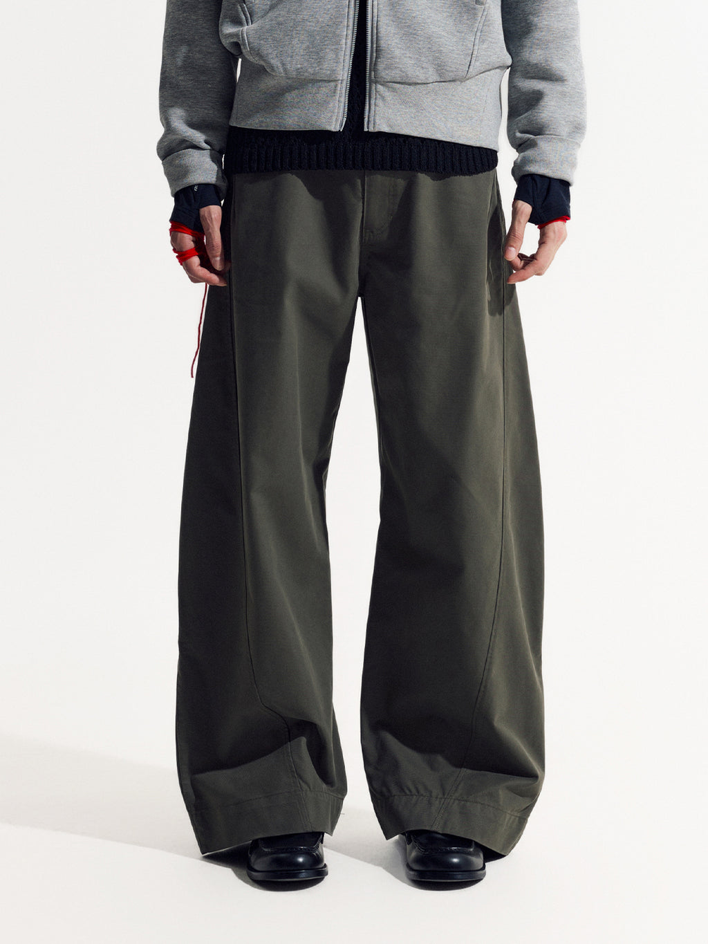 立体カーブドライン × ワイドシルエット構造タックデザインパンツ LOM030