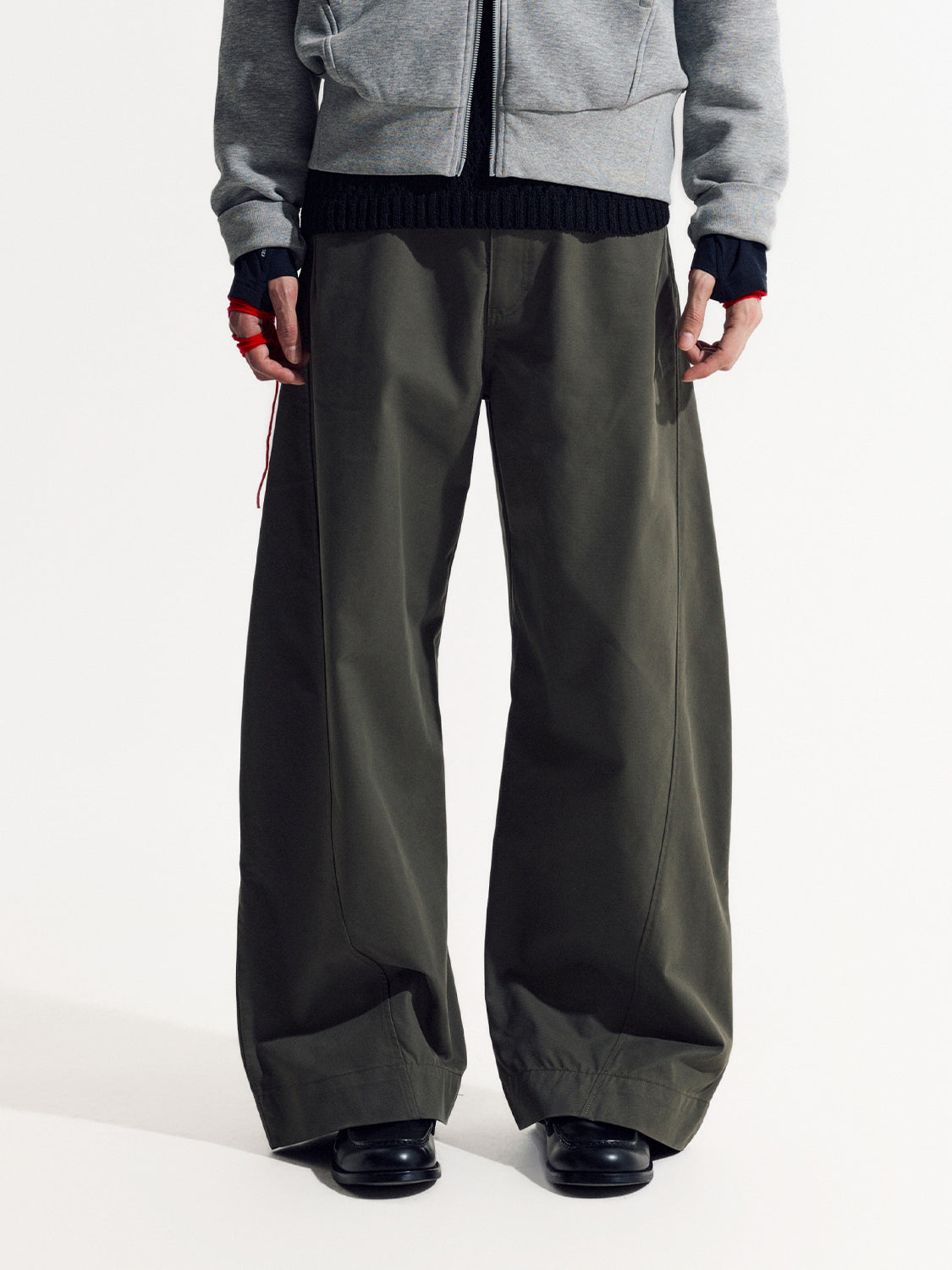 立体カーブドライン × ワイドシルエット構造タックデザインパンツ LOM030