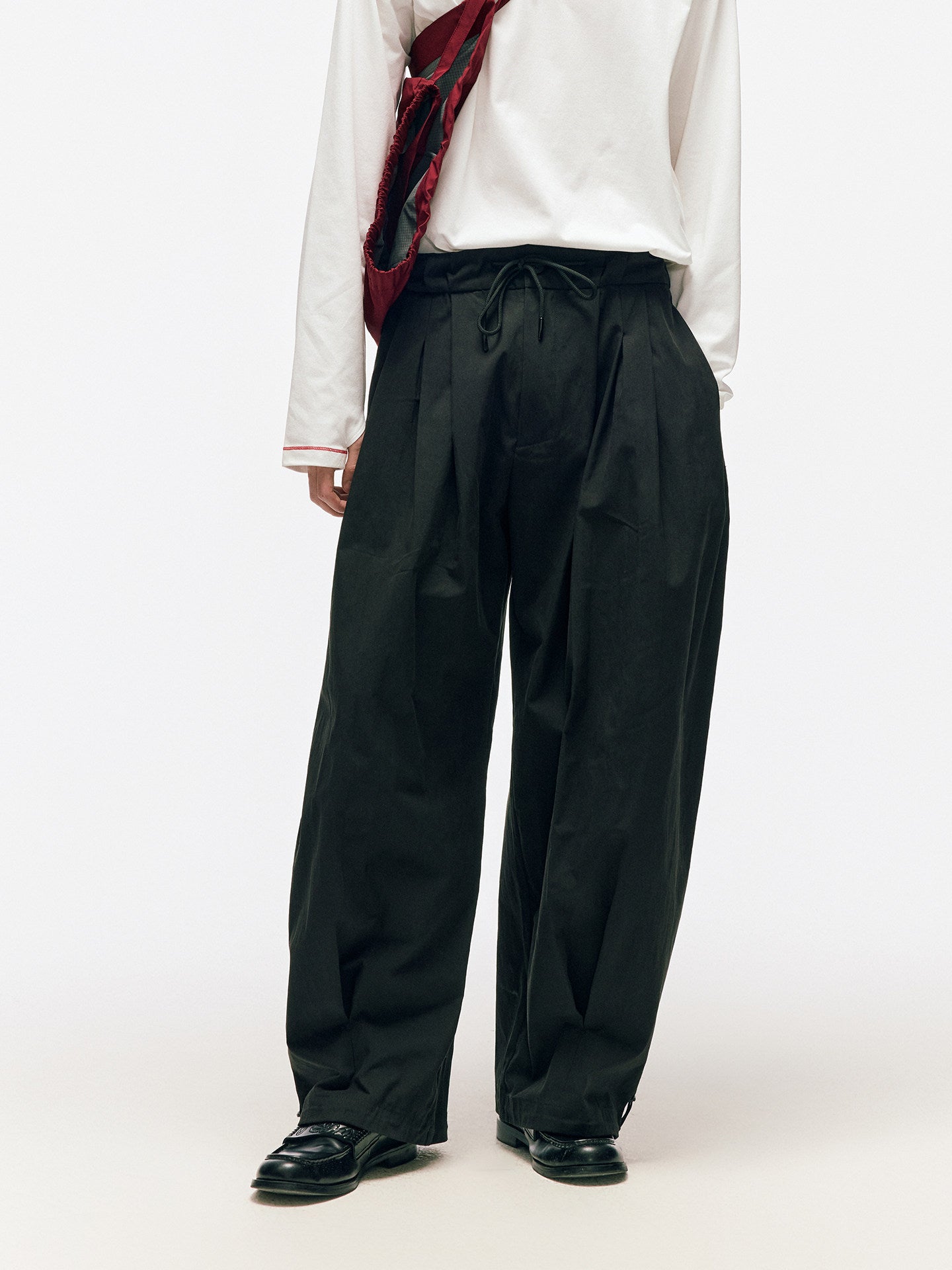 軽やかなハリ感 立体タック ワイドカーブパンツ  LOM047