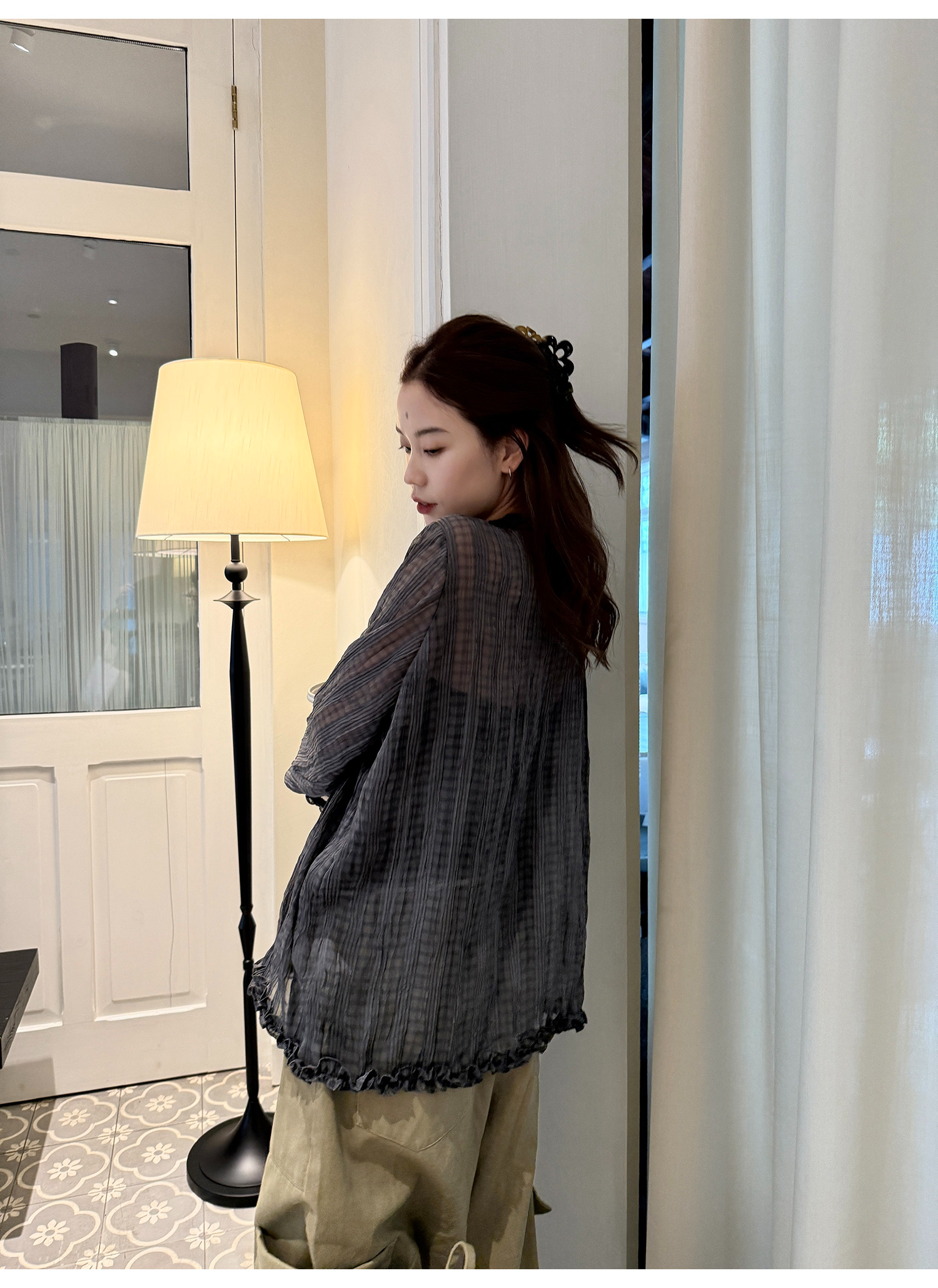 LelyMooch フリル付きVネックチェックシャツ  LEM204