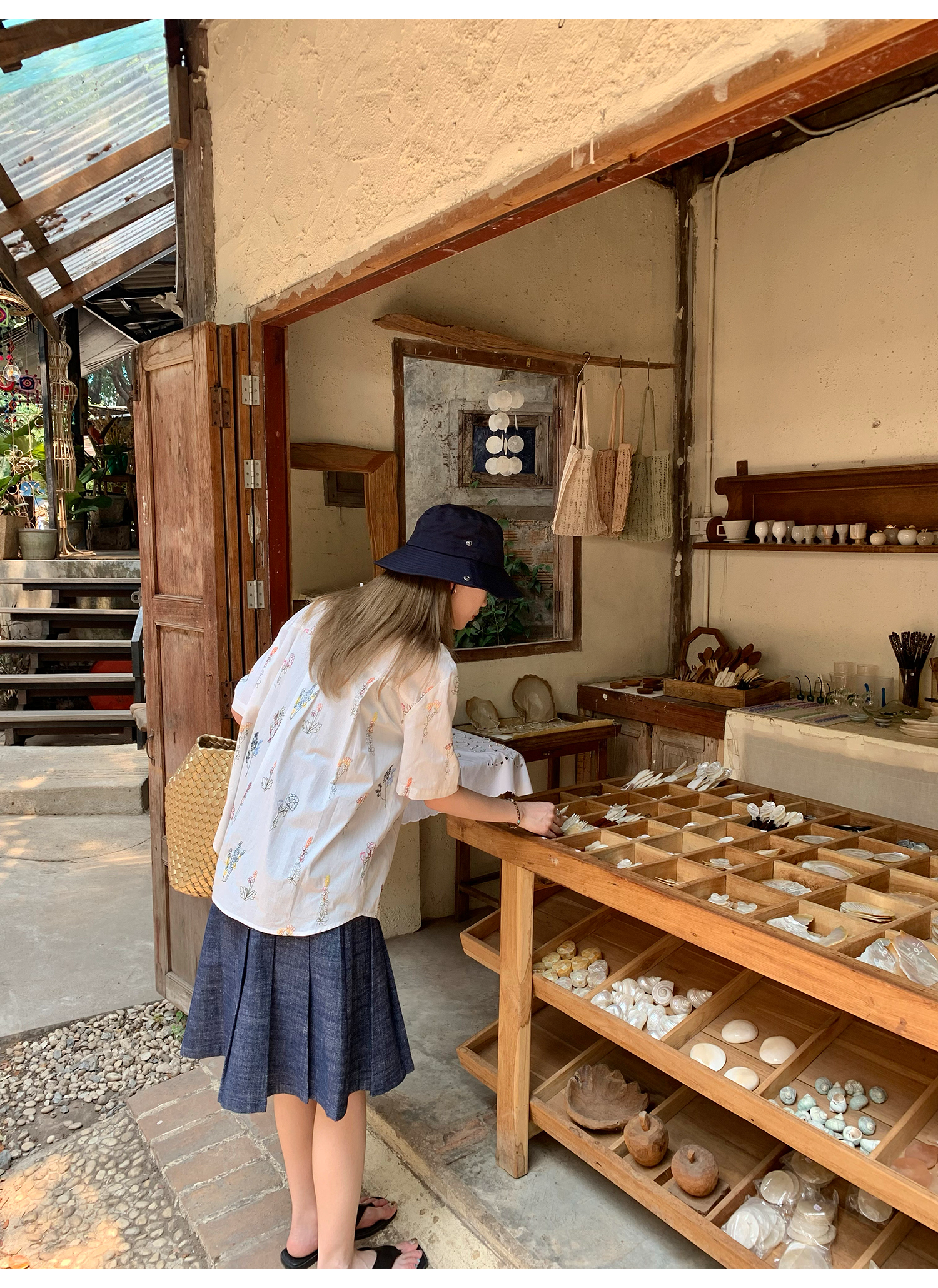 LelyMooch  大人可愛い＊花柄刺繍シャツ  LEM146