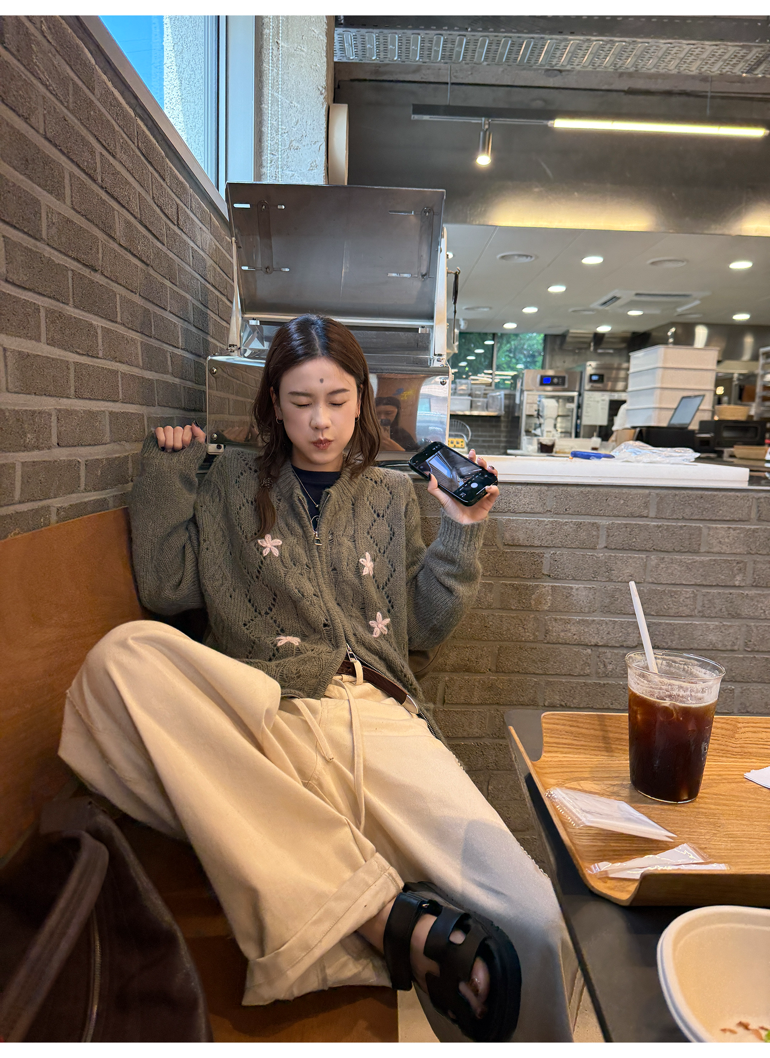 LelyMooch 小花刺しゅうウールジップカーディガン  LEM230