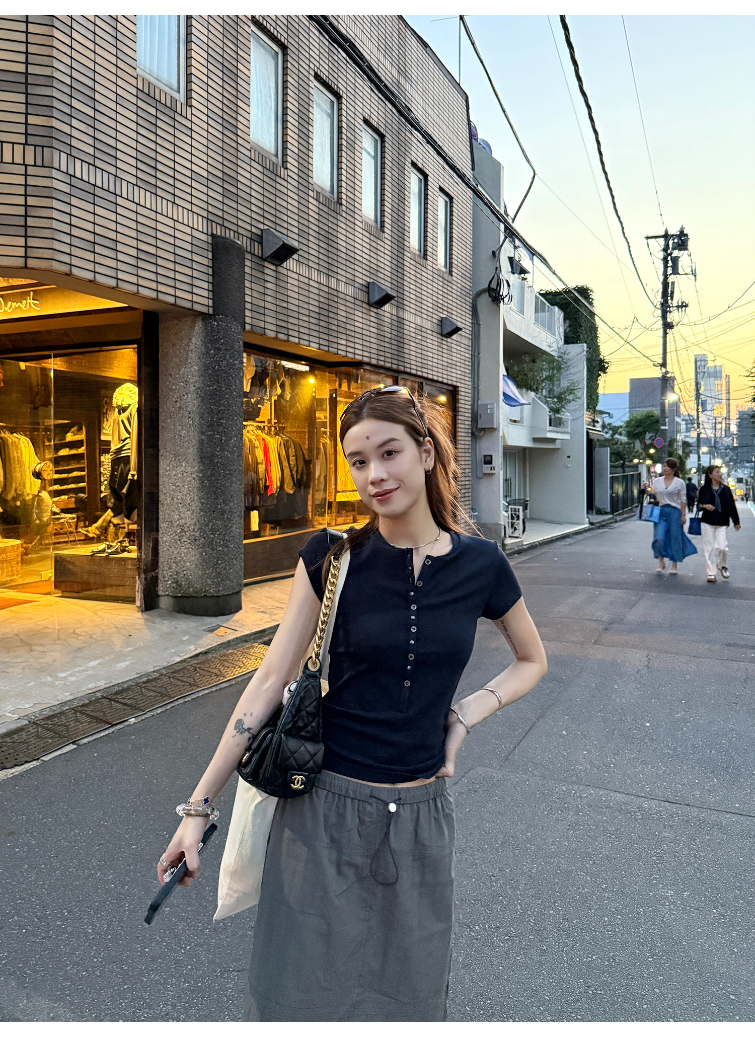 LelyMooch 選べる2色・テンセル混スタッズTシャツ  LEM184