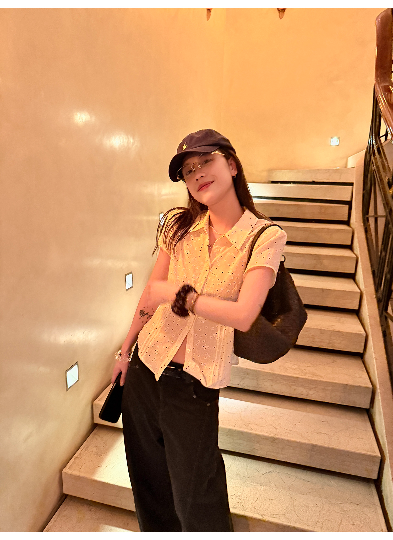 LelyMooch ふんわり小花柄Vネックブラウス  LEM214