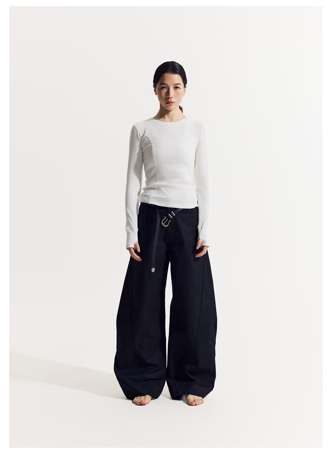 立体カーブドライン × ワイドシルエット構造タックデザインパンツ LOM030