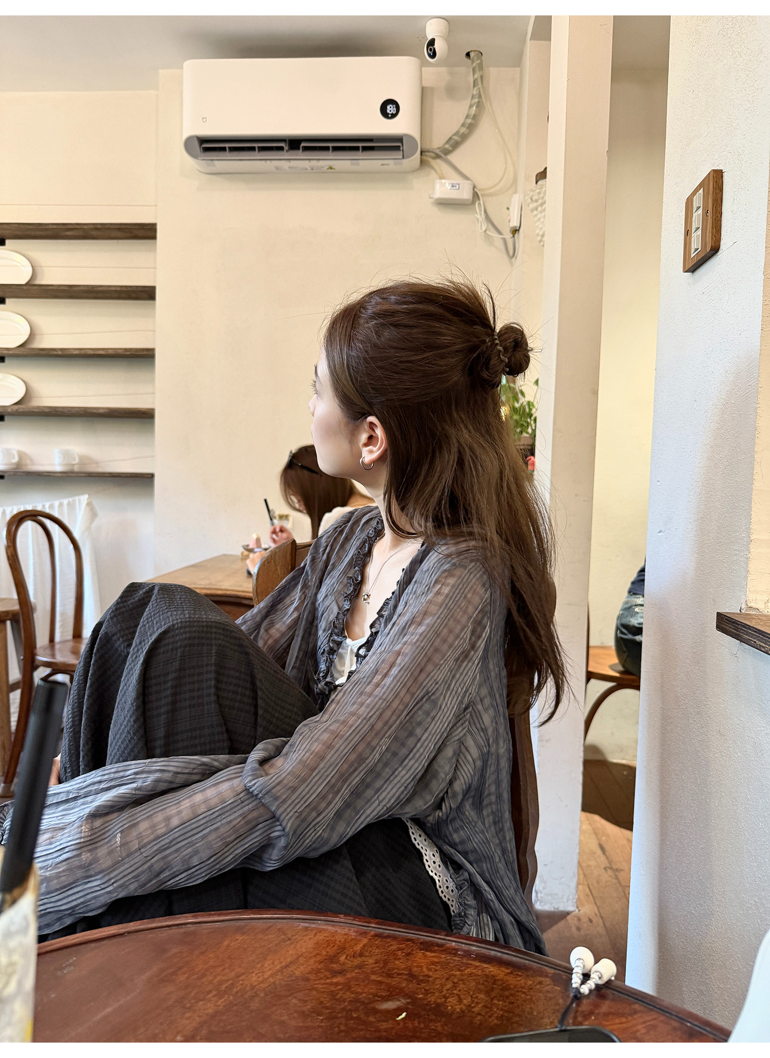 LelyMooch フリル付きVネックチェックシャツ  LEM204