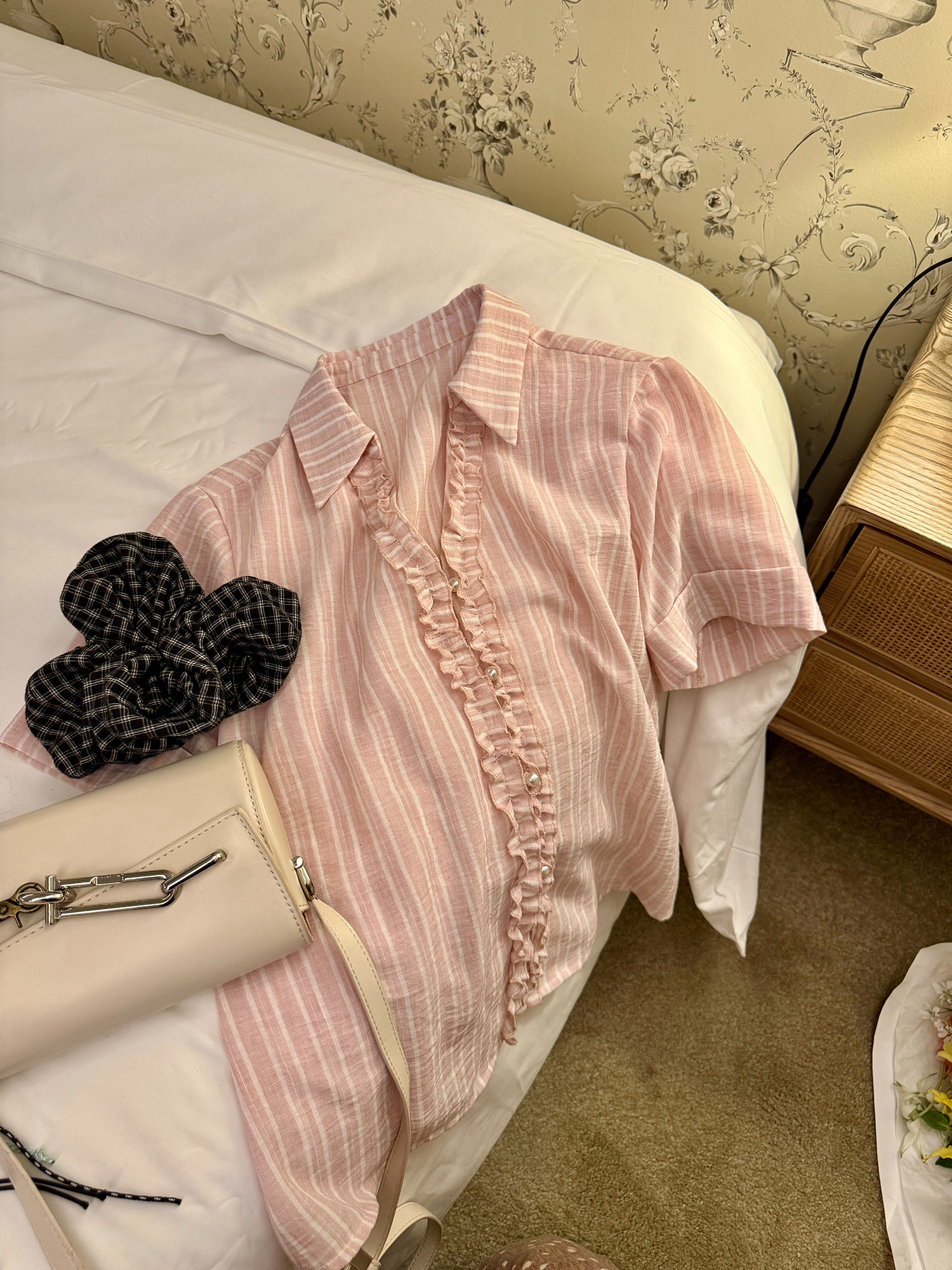 LelyMooch フリルボタンシャツ|Vネック   LEM156