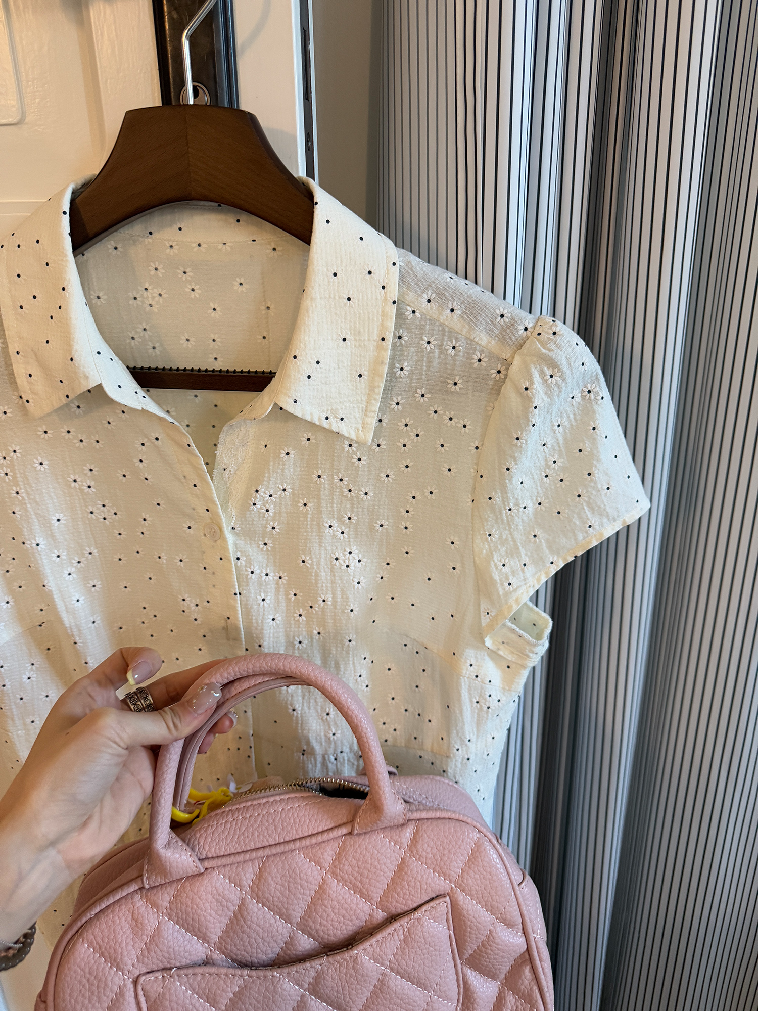 LelyMooch ふんわり小花柄Vネックブラウス  LEM214