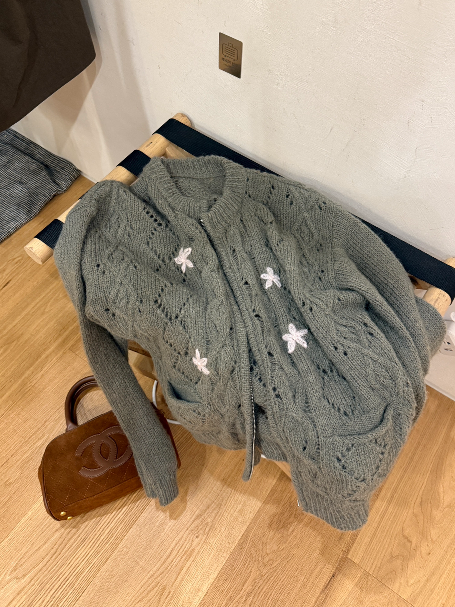 LelyMooch 小花刺しゅうウールジップカーディガン  LEM230