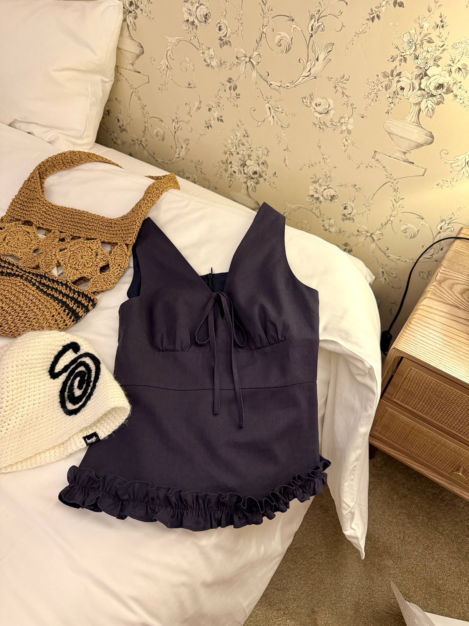 LelyMooch clean fit Vネック×リボン フリルトップス  LEM159