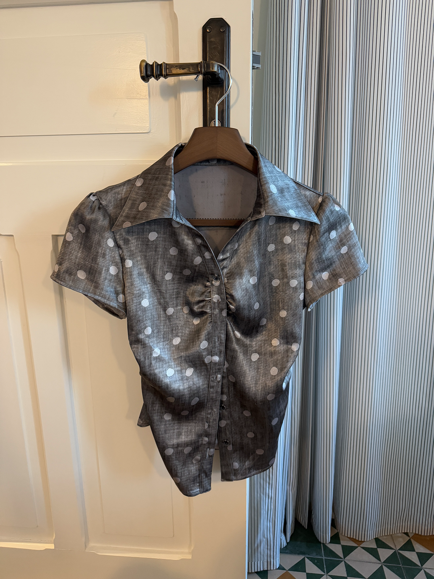 LelyMooch ドット柄サテンブラウス  LEM213