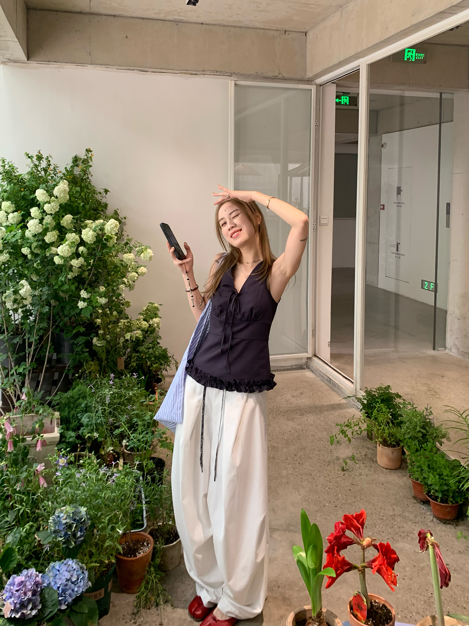 LelyMooch clean fit Vネック×リボン フリルトップス  LEM159