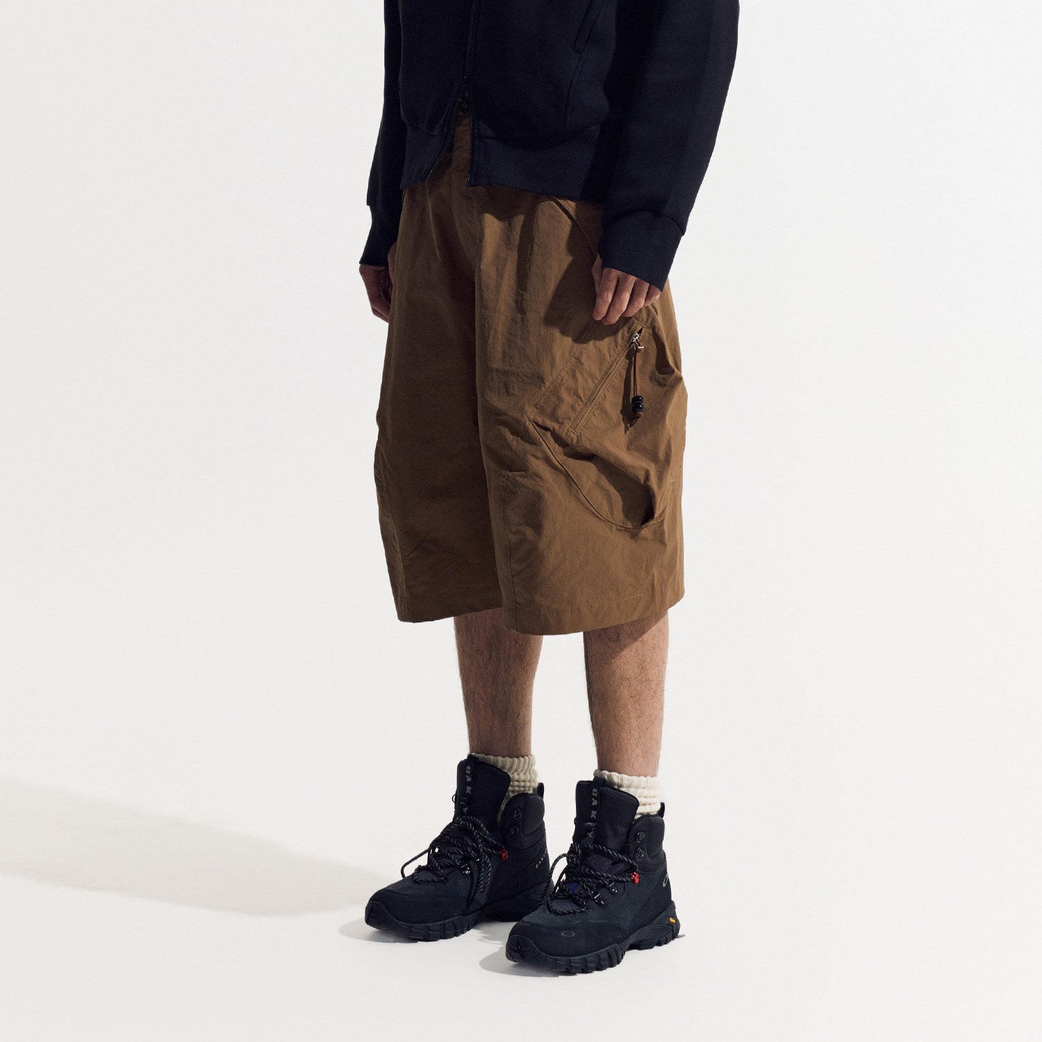 Curved 3/4-Length Pants with Large Pockets LOM054