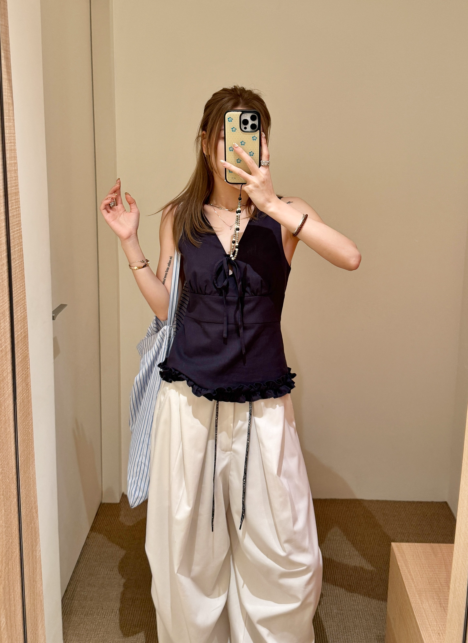 LelyMooch clean fit Vネック×リボン フリルトップス  LEM159