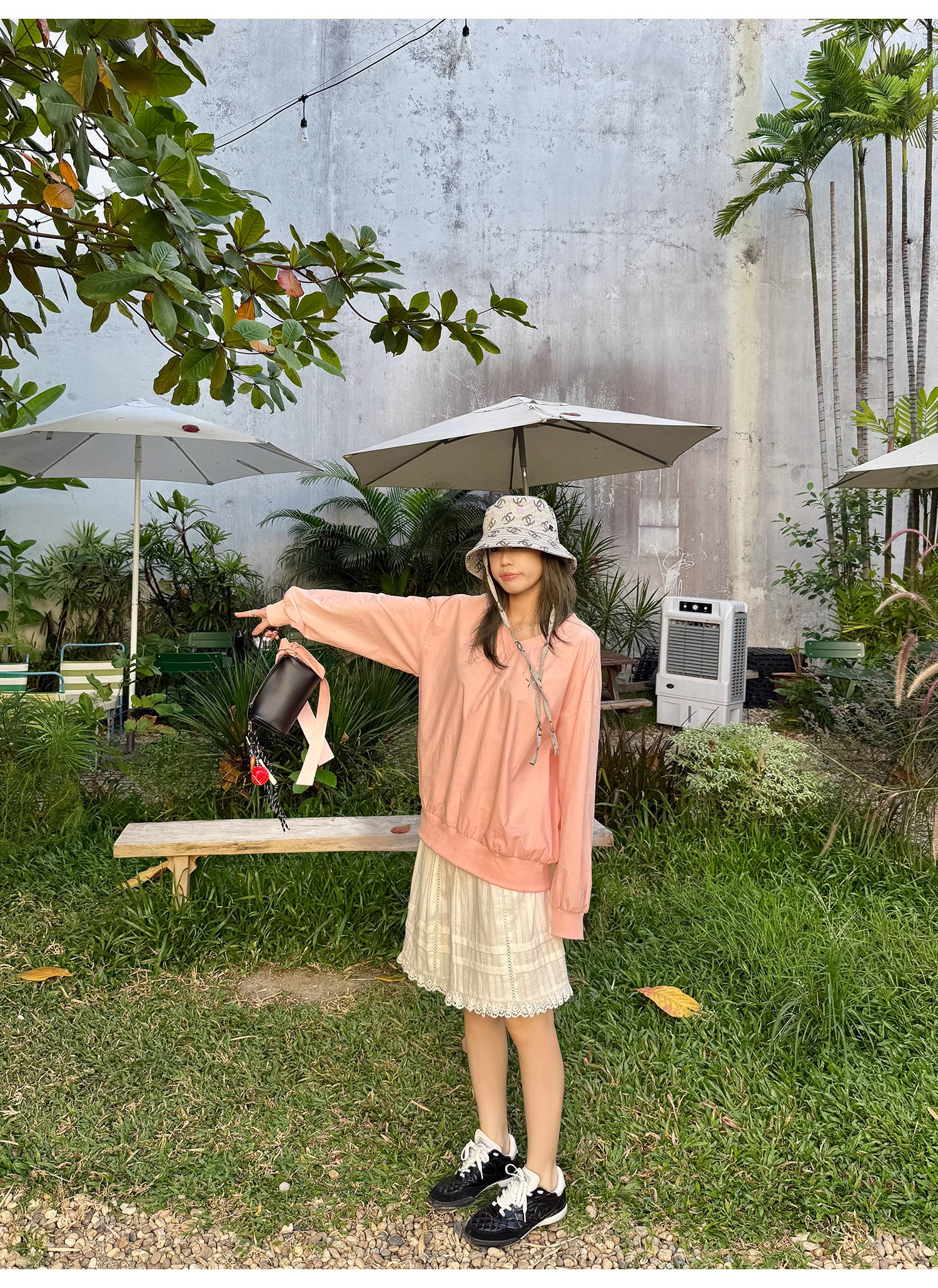 LelyMooch  スポーツカジュアル Vネック刺繍プルオーバー  LEM099