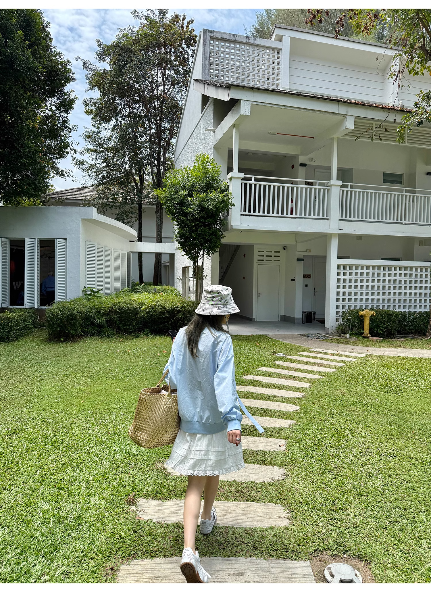 LelyMooch  スポーツカジュアル Vネック刺繍プルオーバー  LEM099