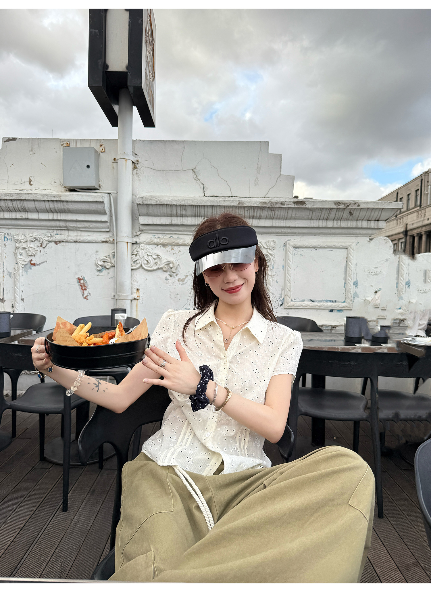 LelyMooch ふんわり小花柄Vネックブラウス  LEM214