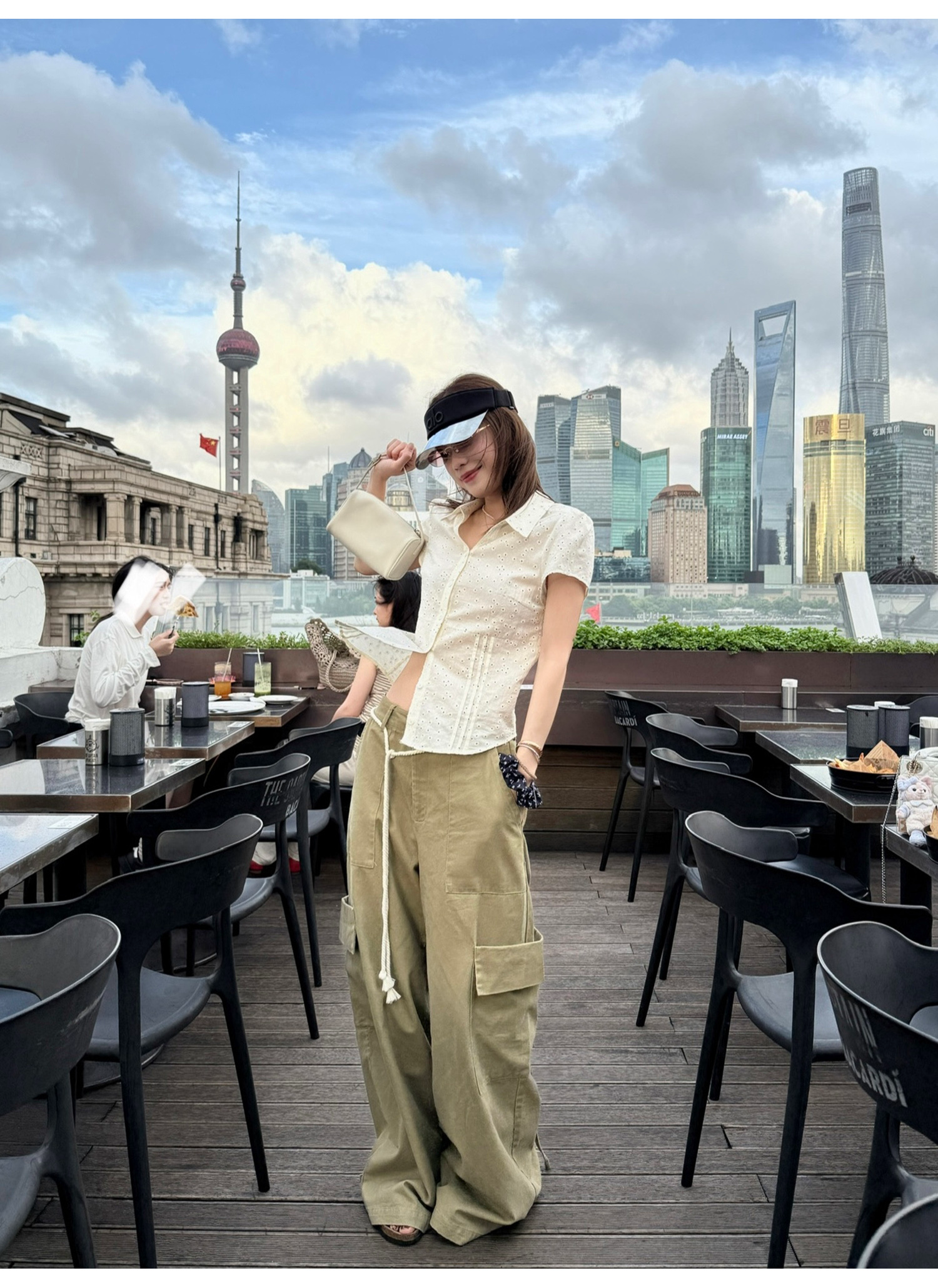 LelyMooch ふんわり小花柄Vネックブラウス  LEM214