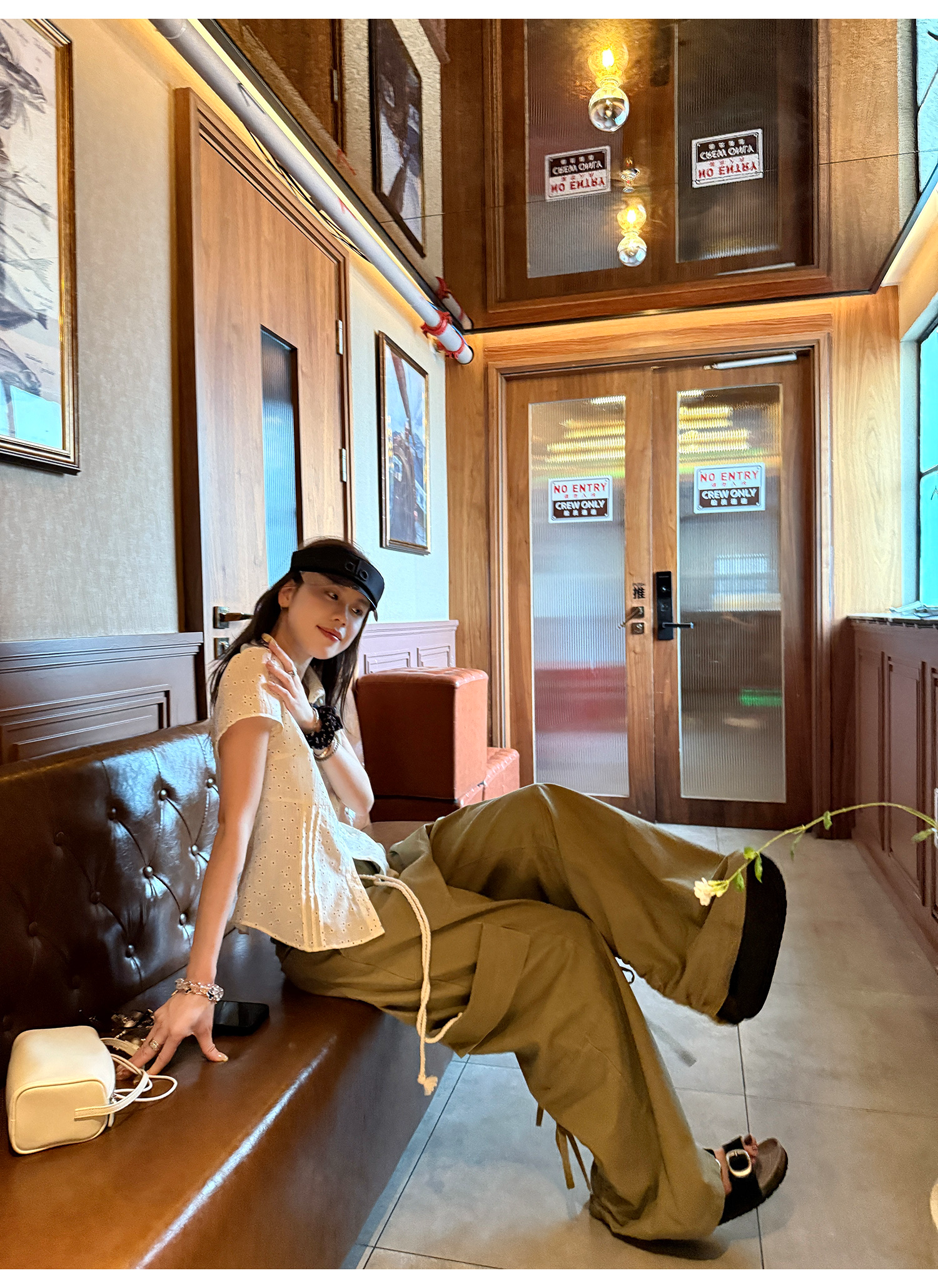 LelyMooch ふんわり小花柄Vネックブラウス  LEM214