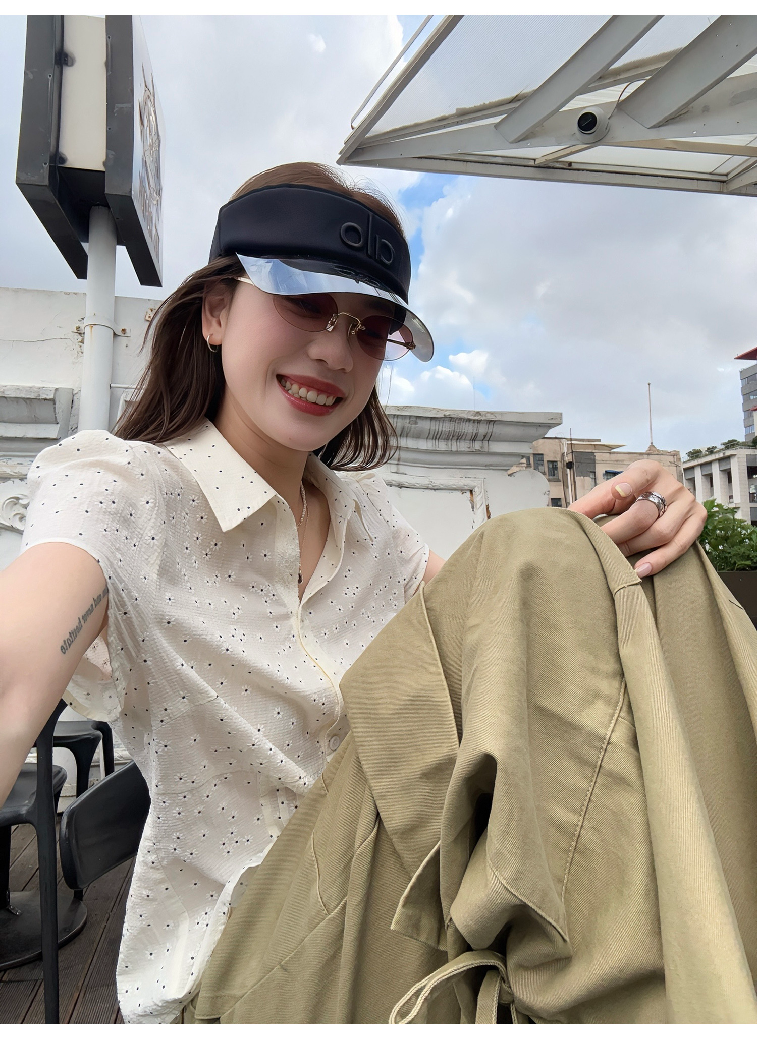 LelyMooch ふんわり小花柄Vネックブラウス  LEM214