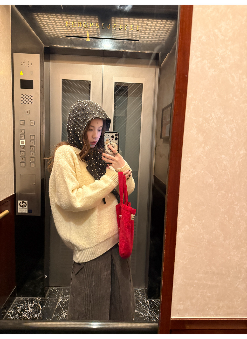 LelyMooch ウール100％ Vネック ニット  LEM285