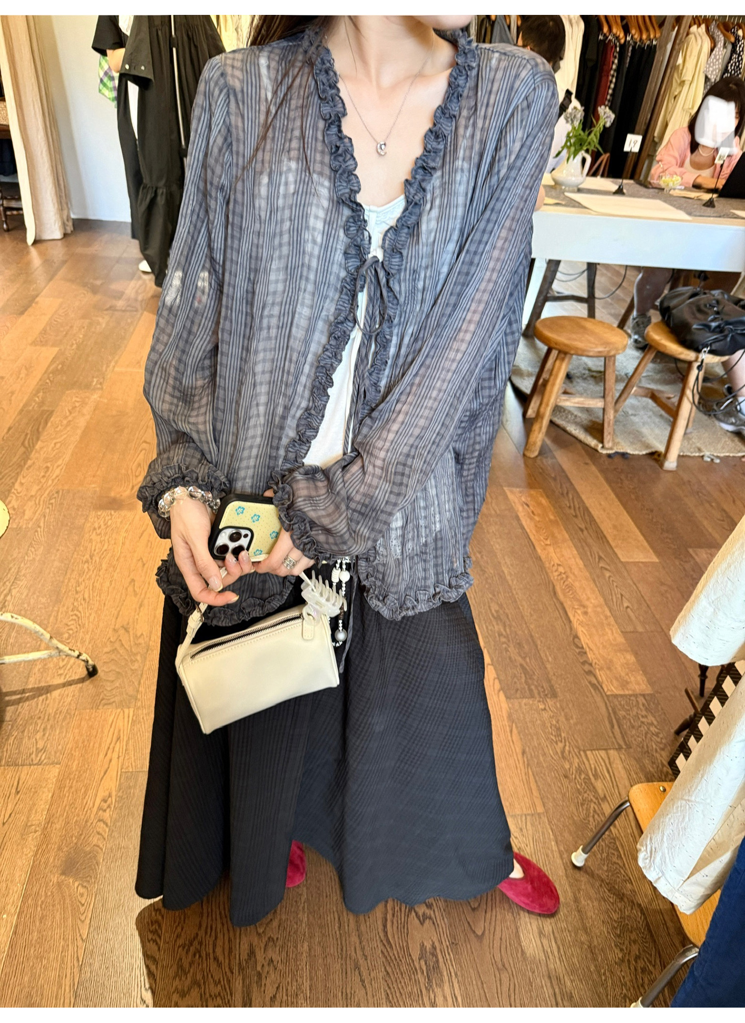 LelyMooch フリル付きVネックチェックシャツ  LEM204